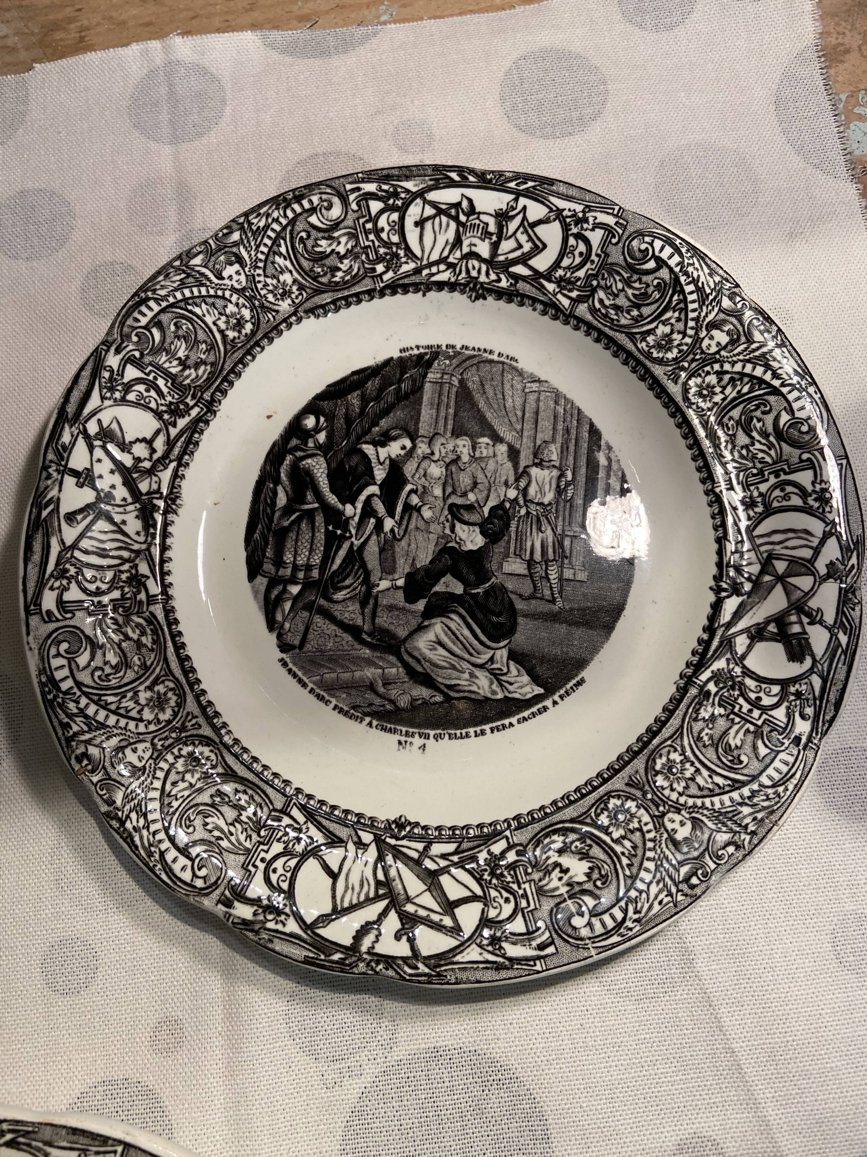 Lot of 5 Gien plates on the story of Joan of Arc