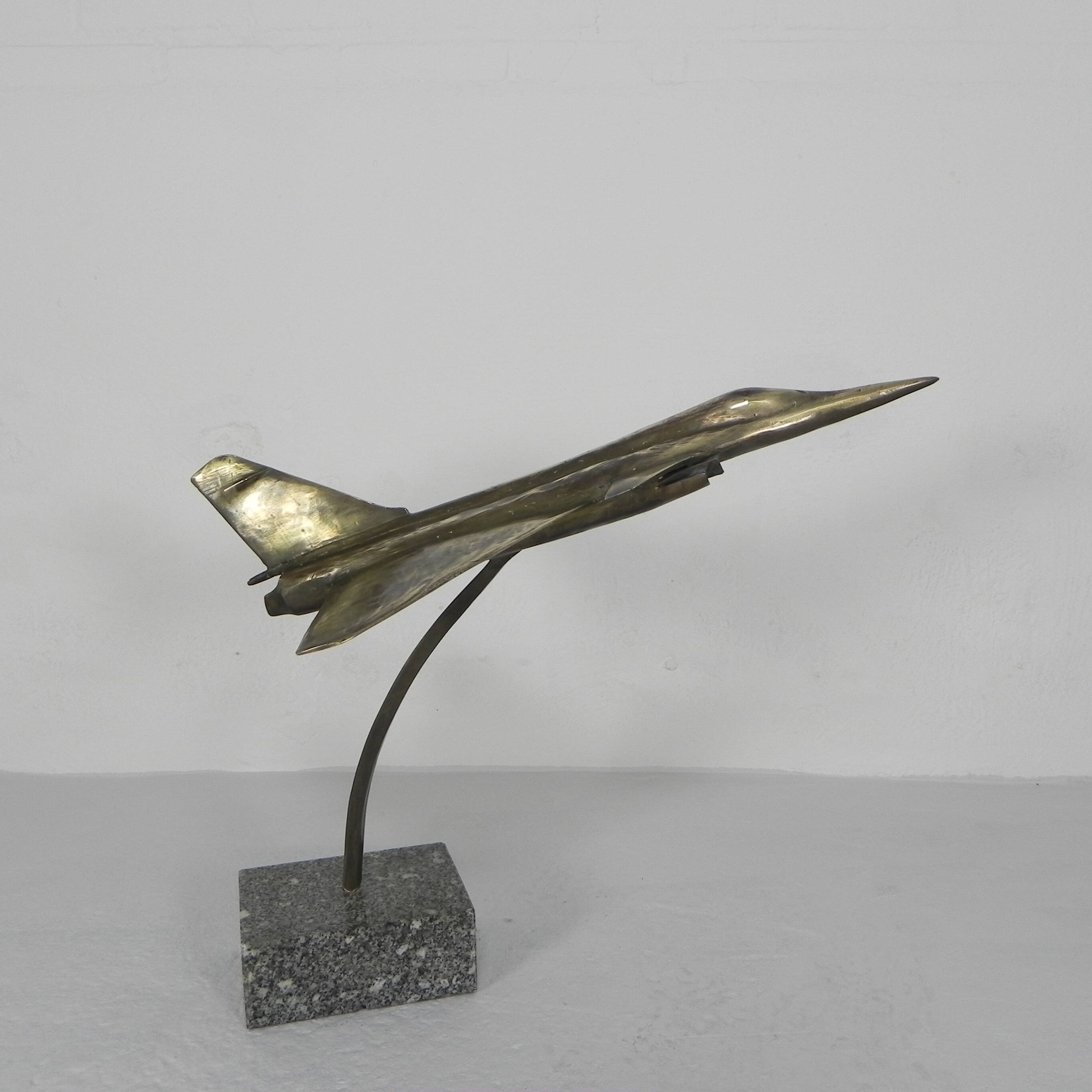 Sculpture en laiton d'un avion de chasse par François Melin