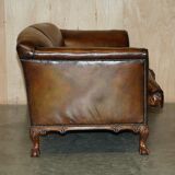 Chesterfield leather canapé with claw and ball feet by Howard & Son, Victorian era.