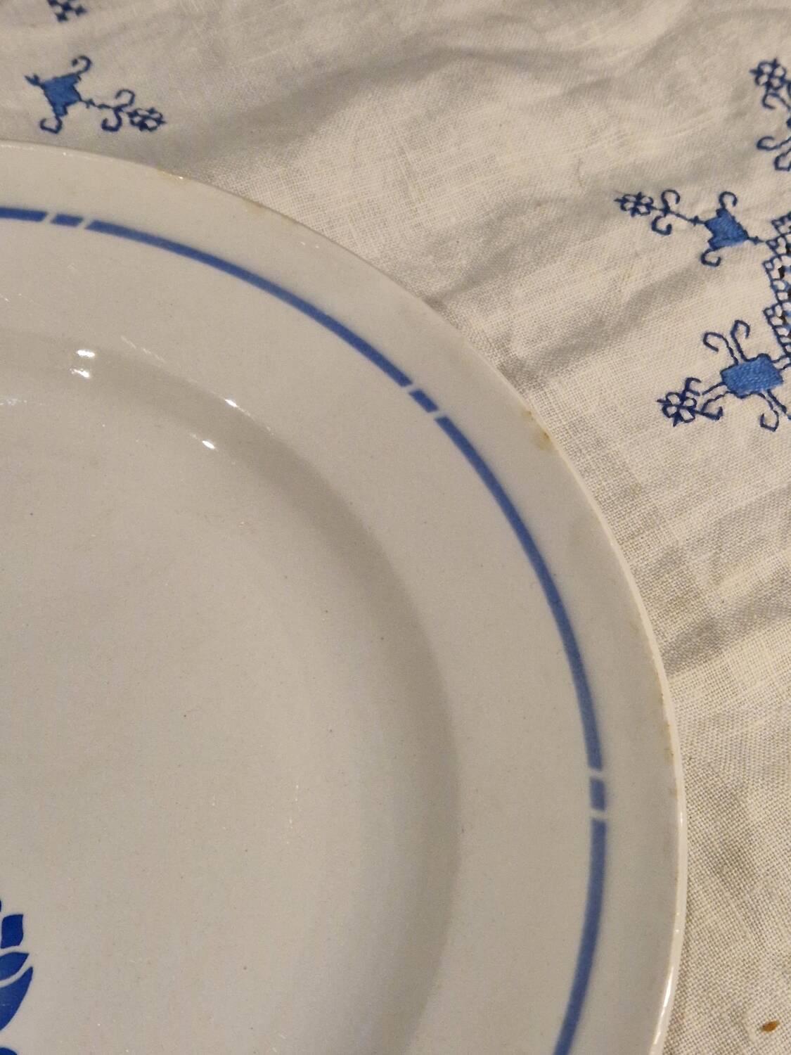 Soup tureen and dish set