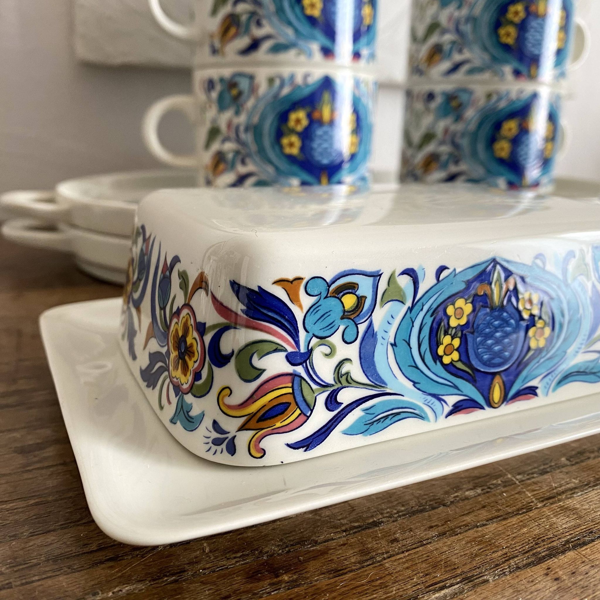 Villeroy and Boch Izmir model large cup breakfast set
