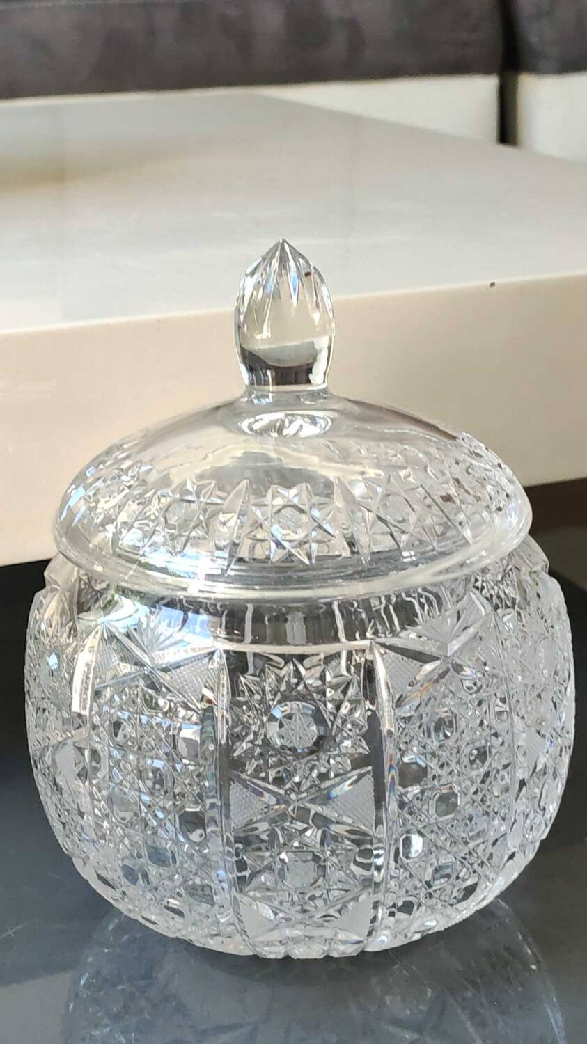 Vintage candy box/Drageoir in finely cut Bohemian crystal. Sophisticated star/brass patterns. Size 20 x 16 cm