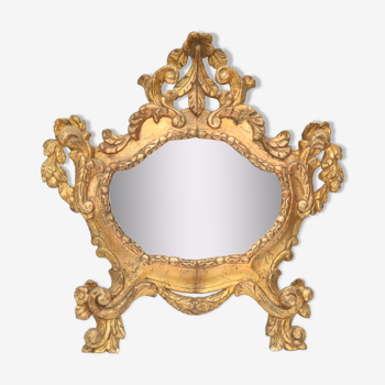 Miroir écusson en bois doré