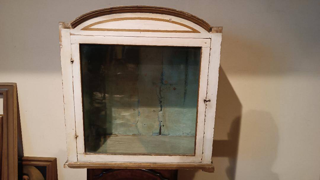Vitrine en bois laqué et doré du 18ème siècle