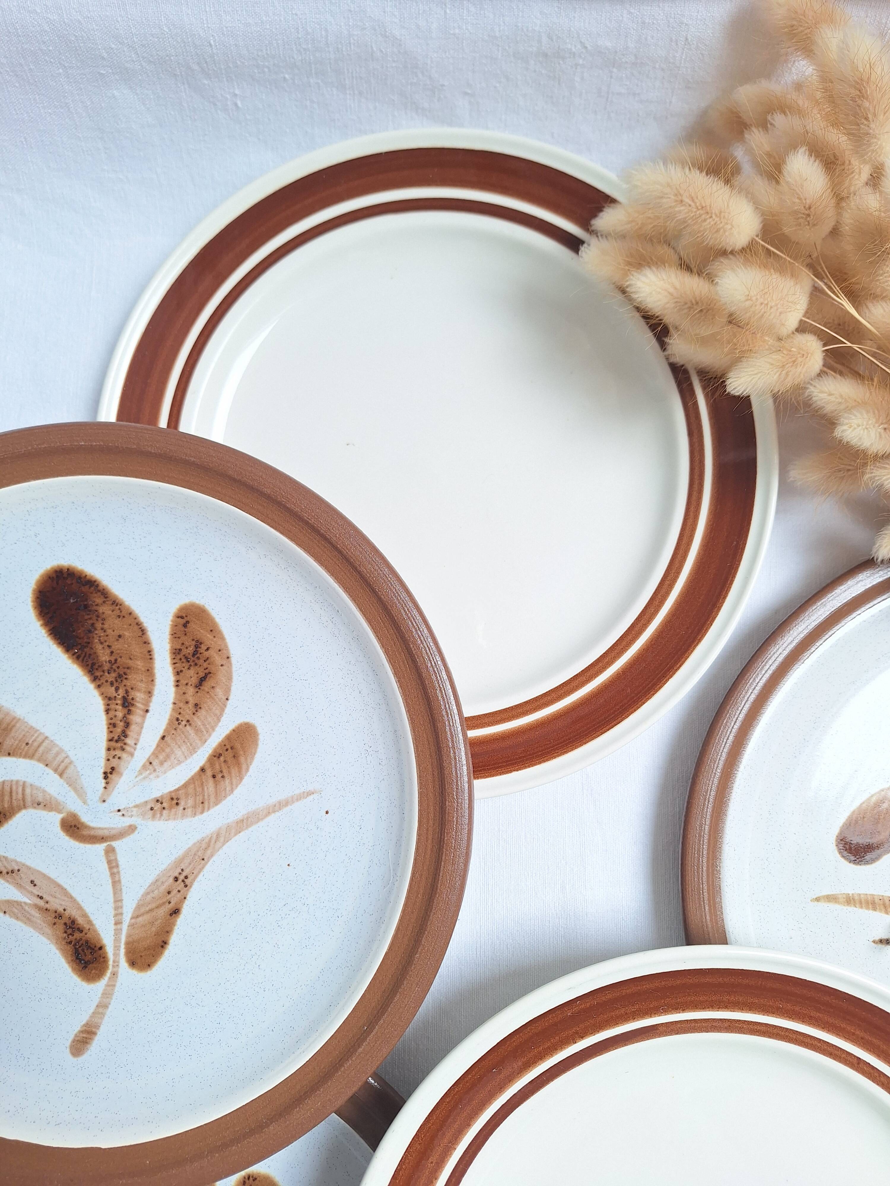 Assiette plates à fleurs marron années 1970