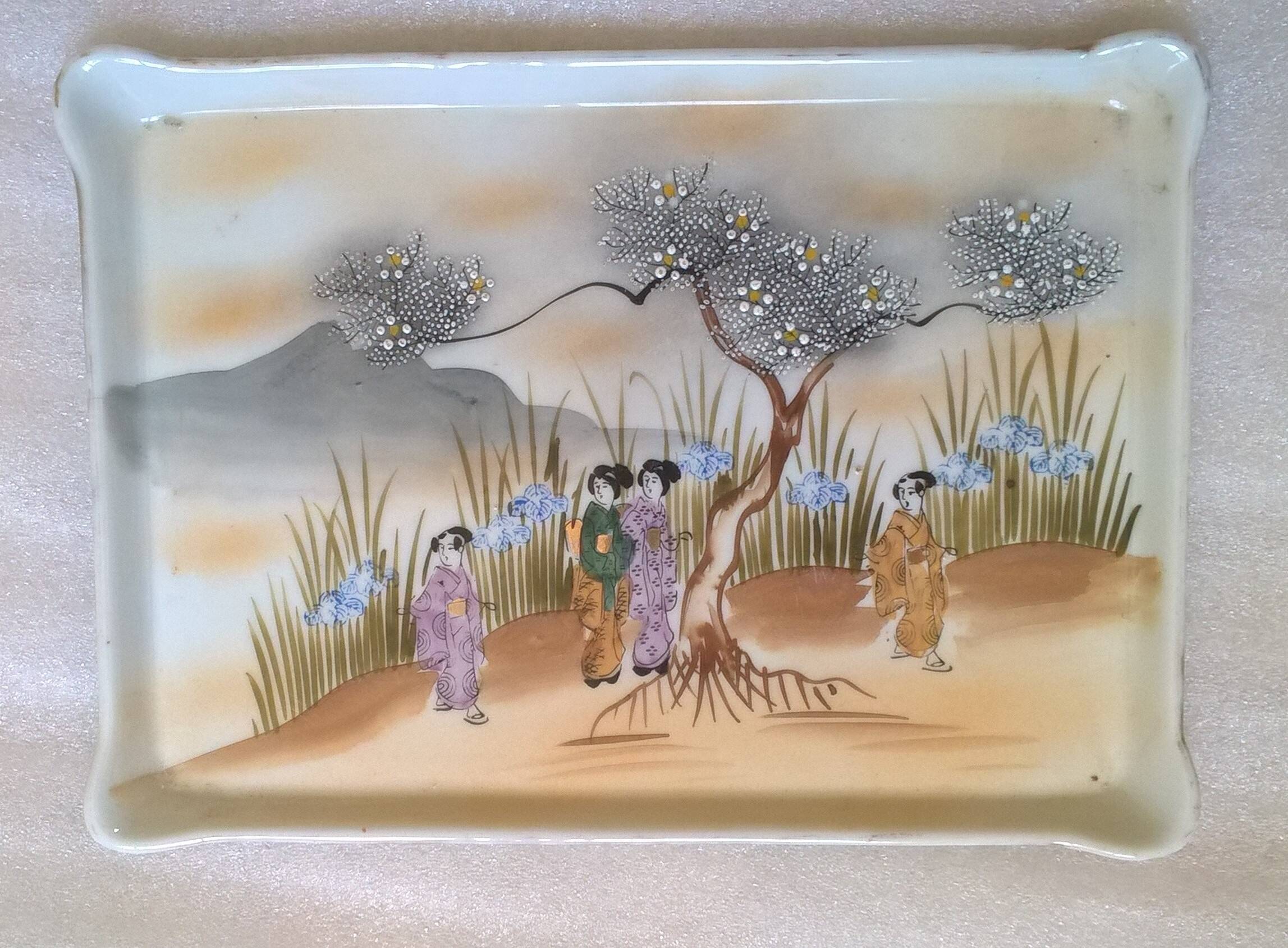 Superb japan porcelain tray decorated with life scenes