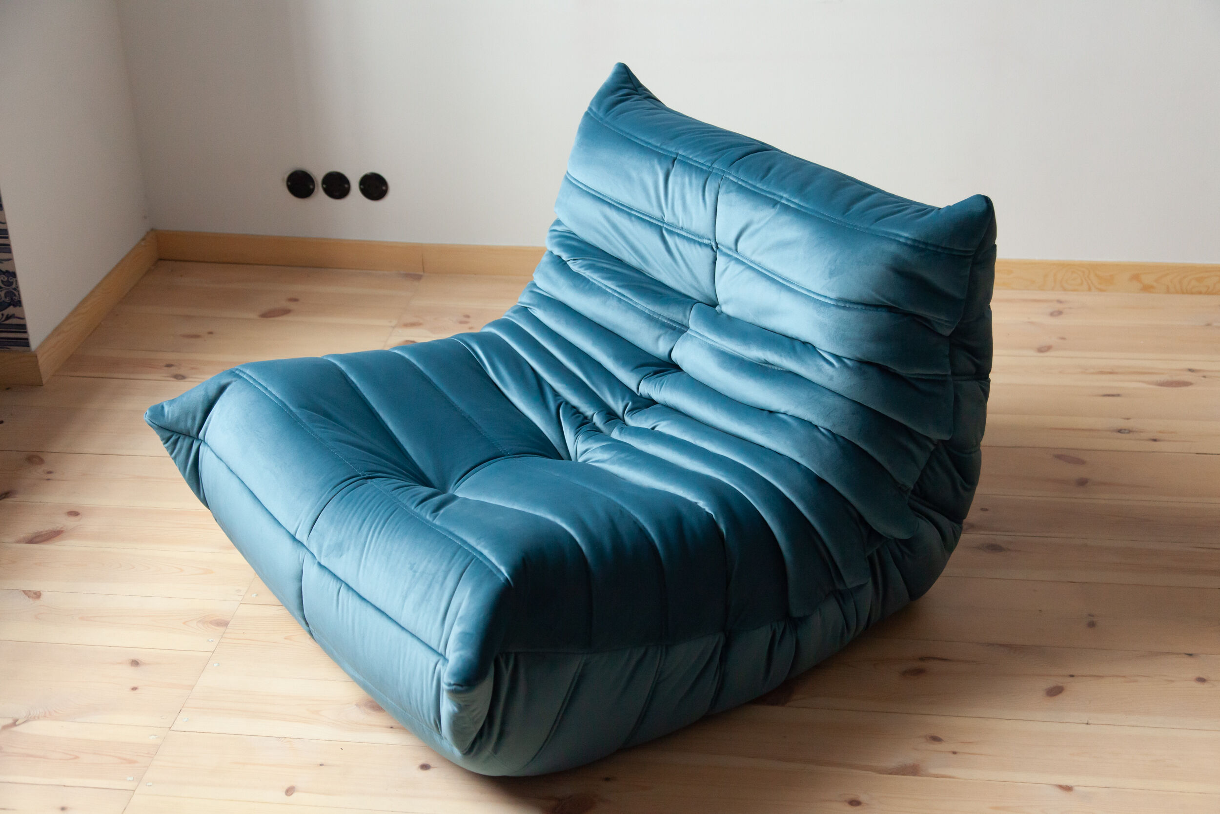 Canapé, chauffeuse et pouf "Togo" modèle dessiné par Michel Ducaroy 1973