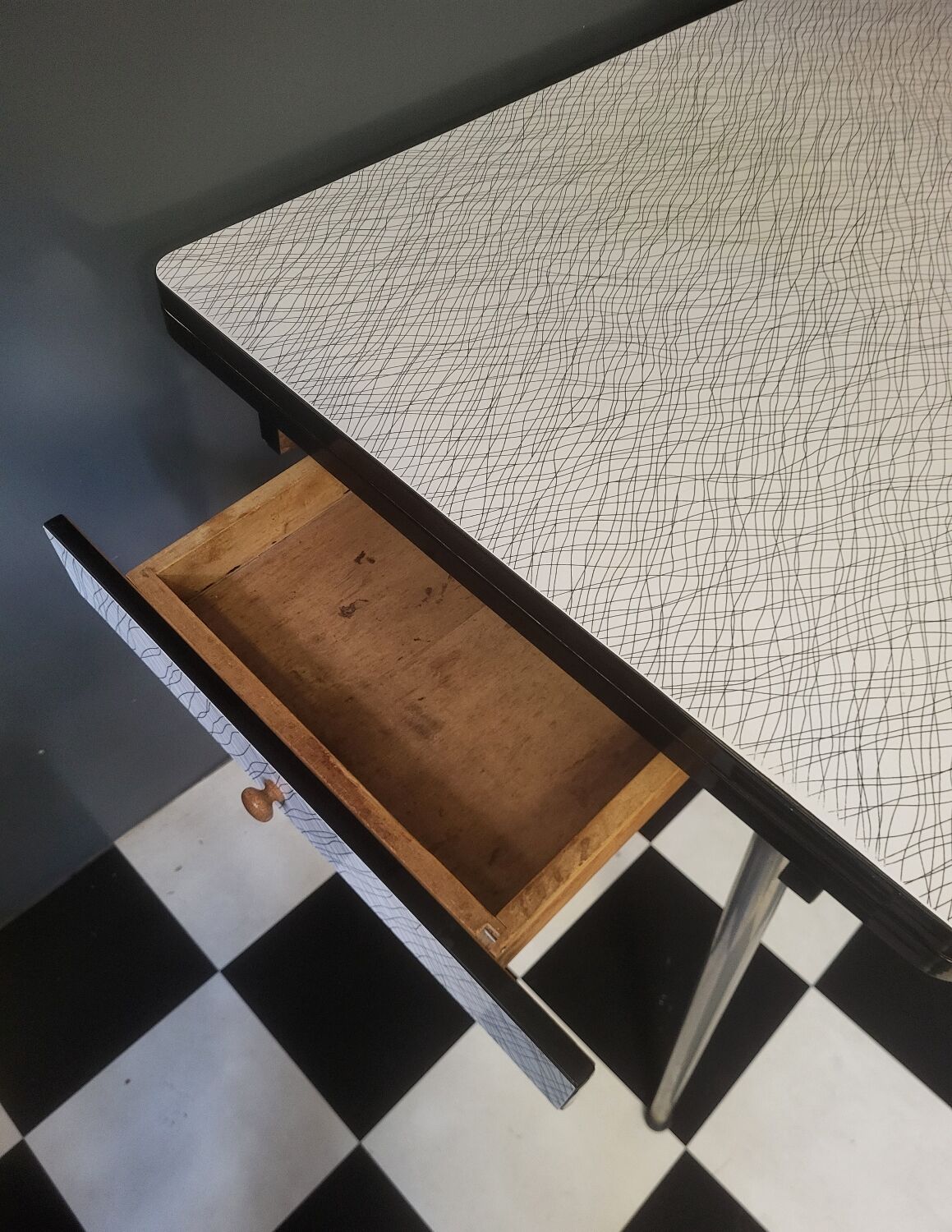 Extendable table in formica