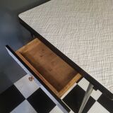 Extendable table in formica