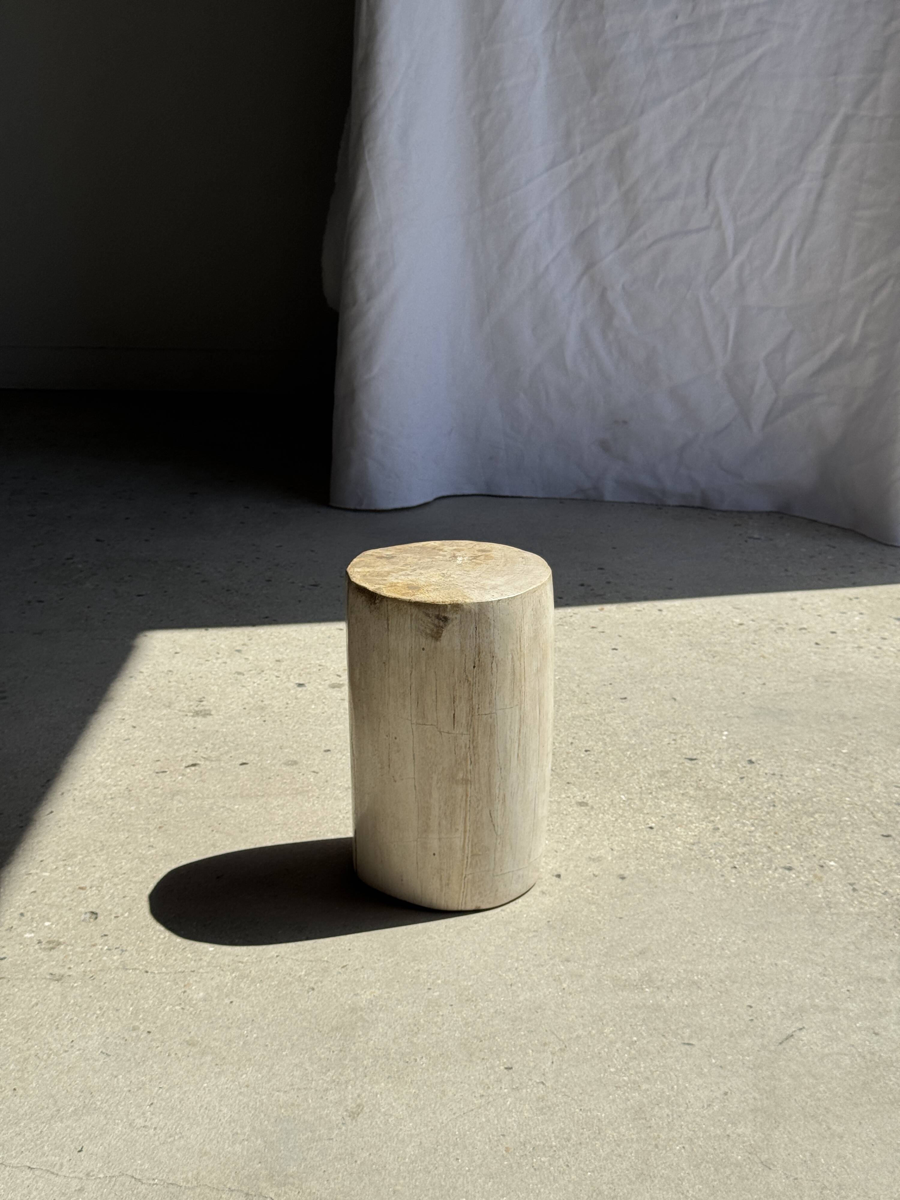 Small accent table in speckled white beige petrified wood H29 D18 - 3327