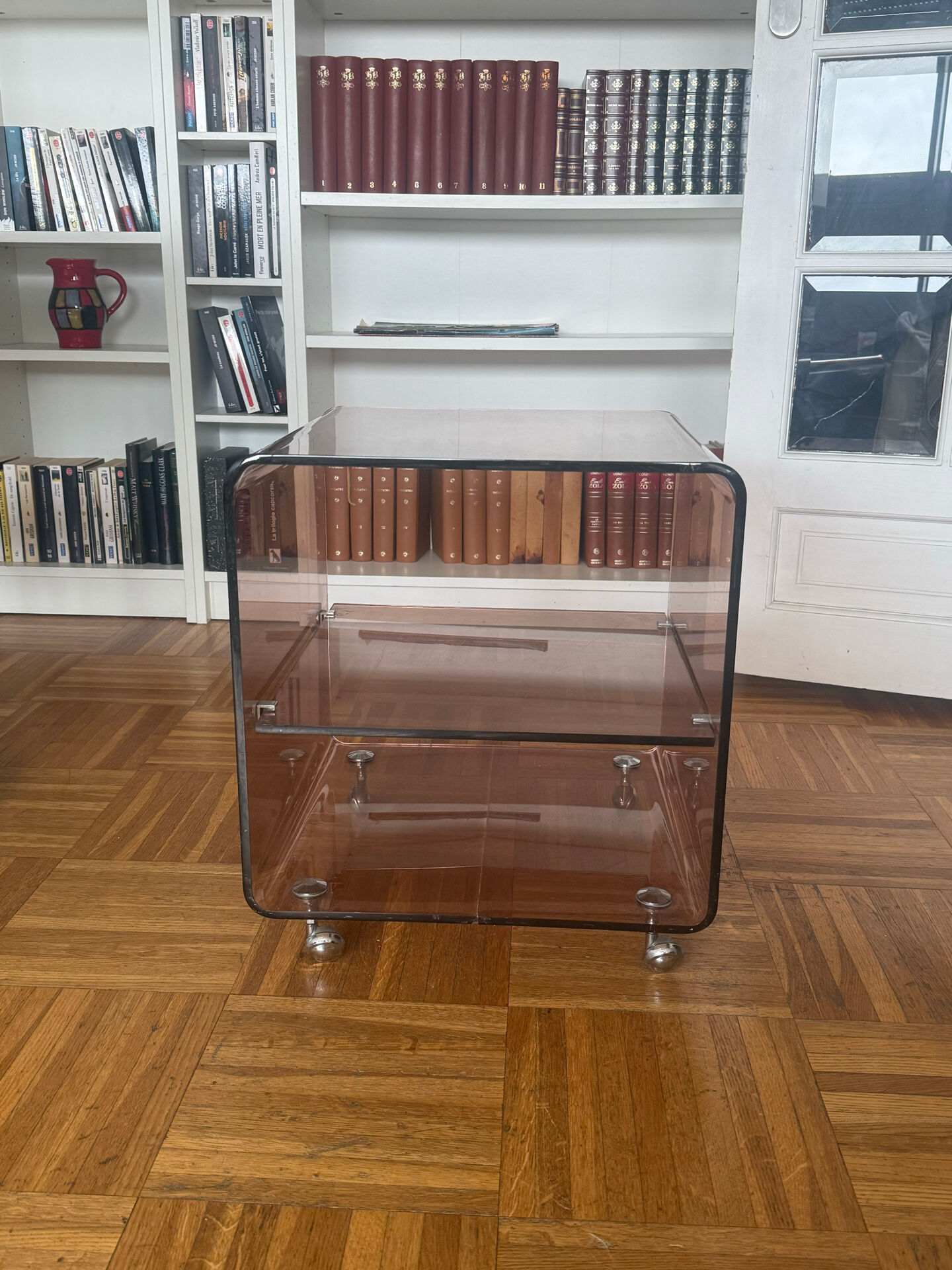 Table basse Michel Dumas en Plexiglas fumé 