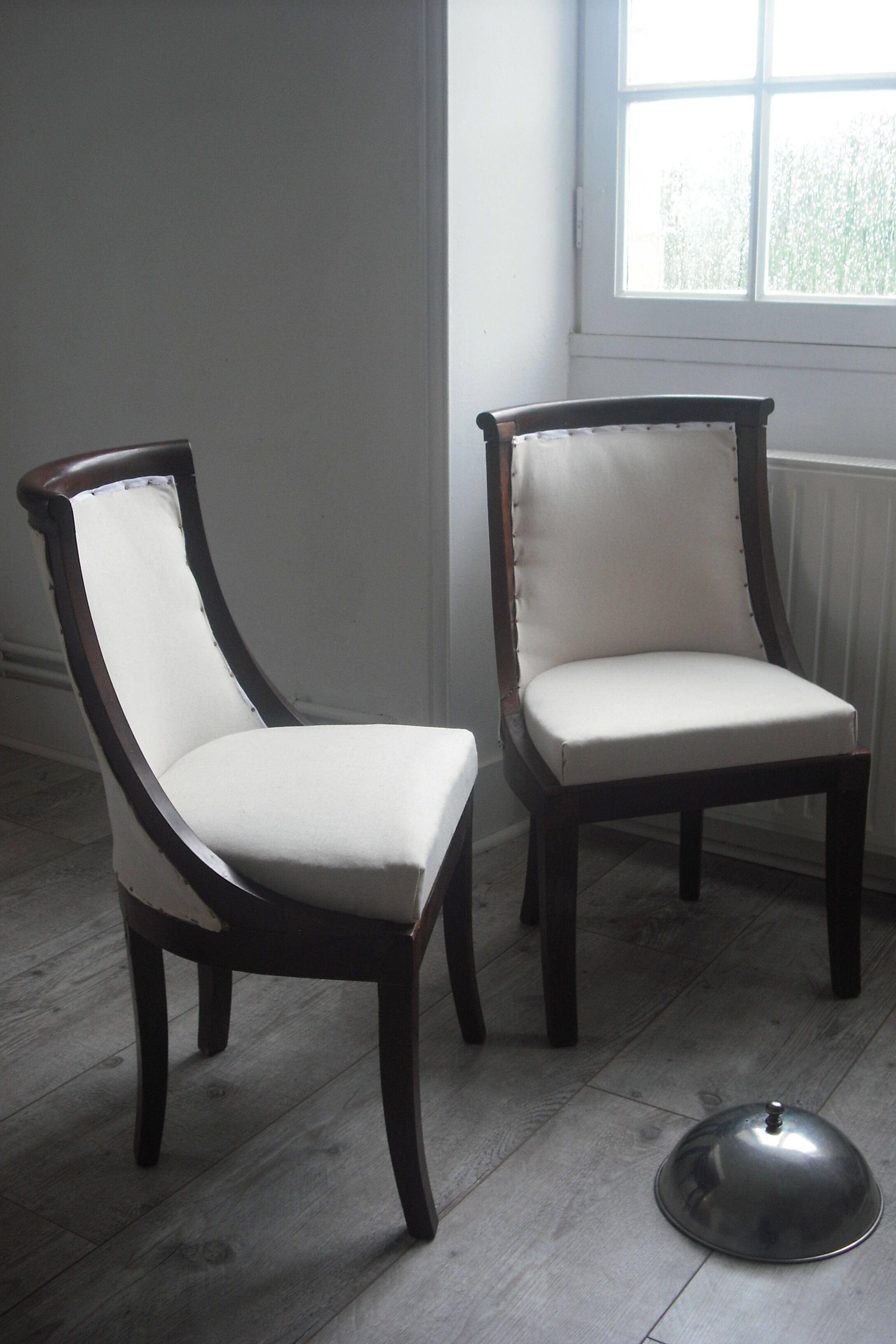 2 Trimmed armchairs