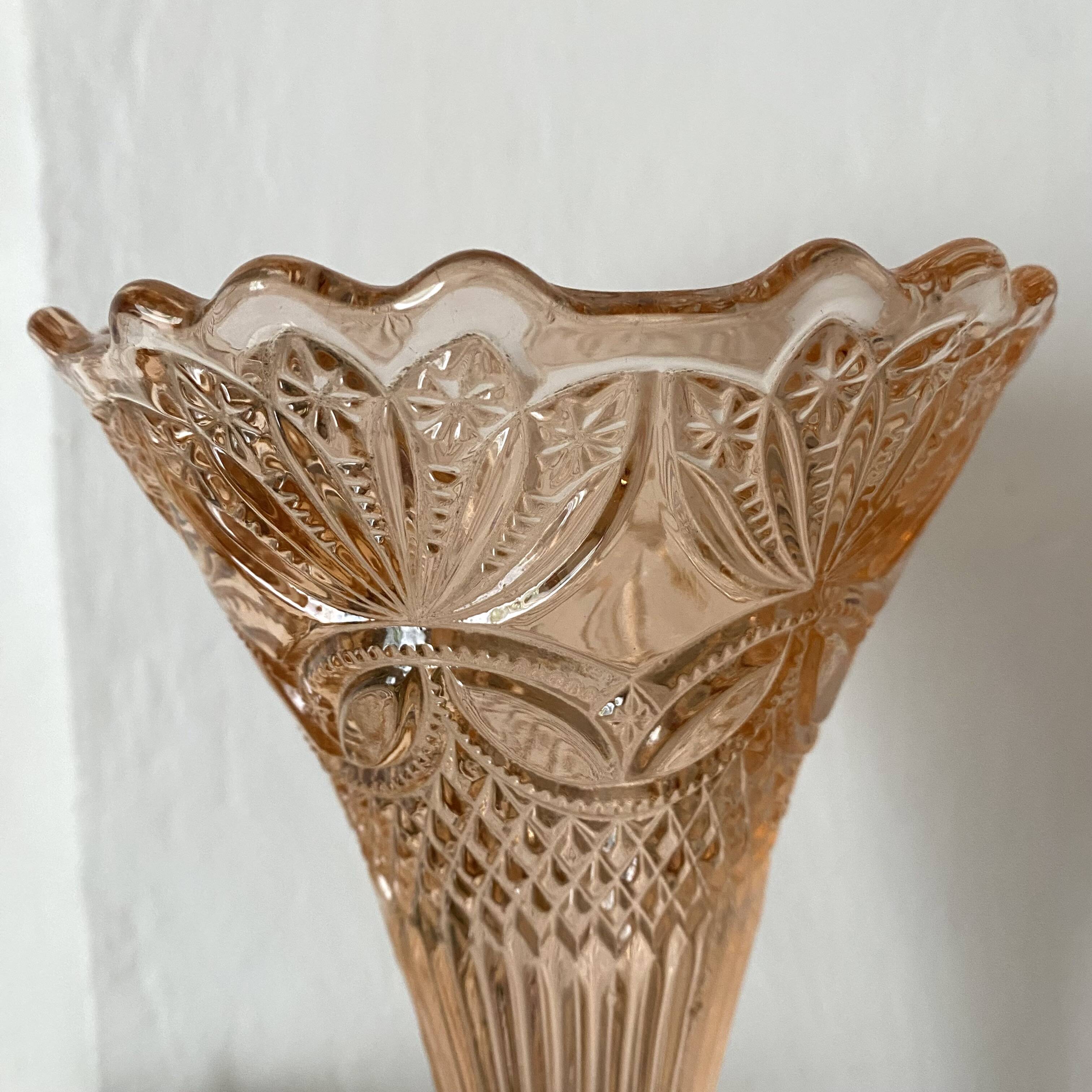 Art Nouveau cornet vase, tulip centerpiece