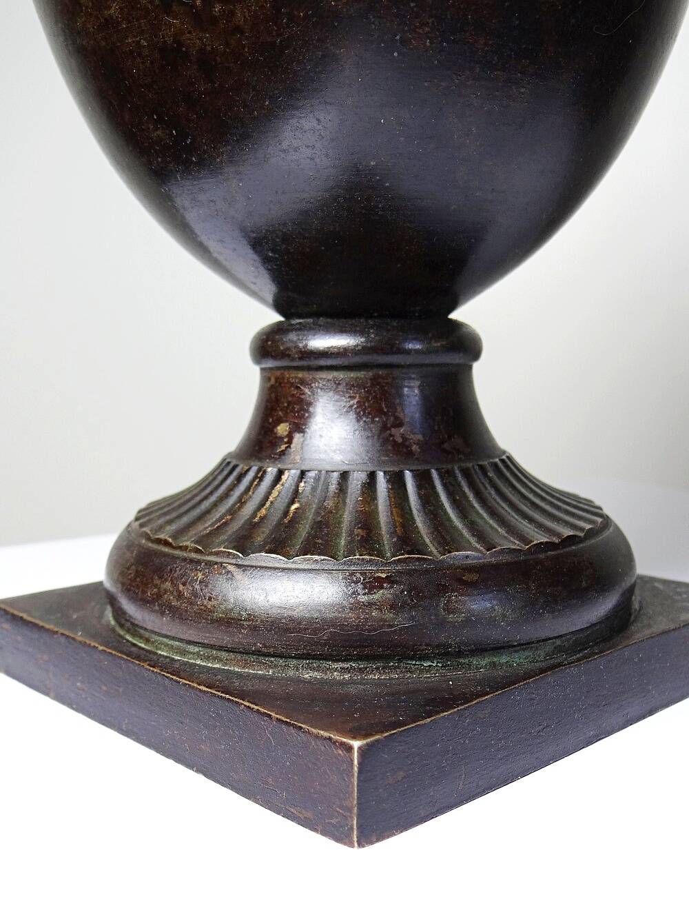 Covered cassolette in Empire style, patinated bronze, India, 1960s-1980s.