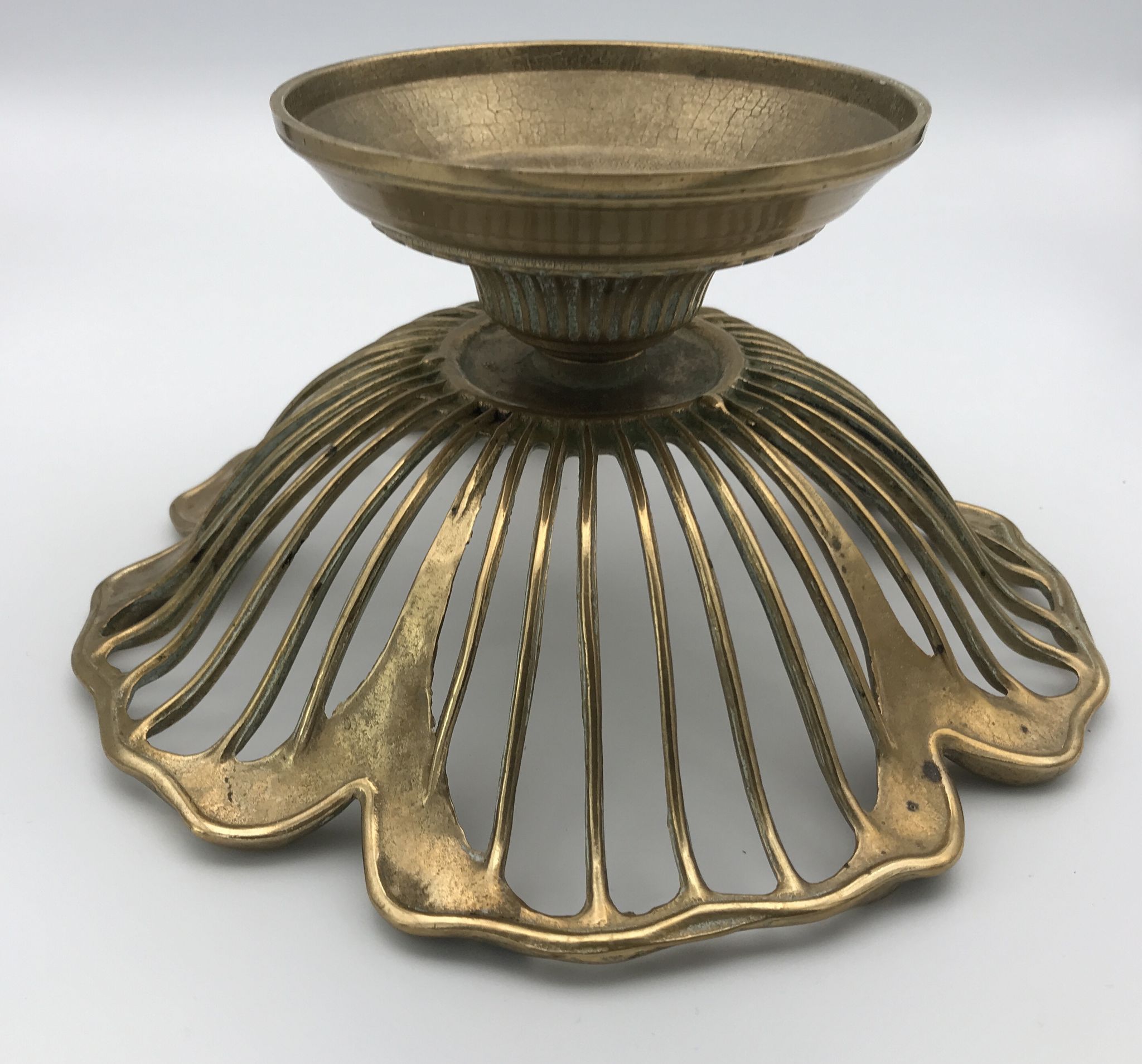 Stand cup or vintage basket of floral shape in golden brass, italy