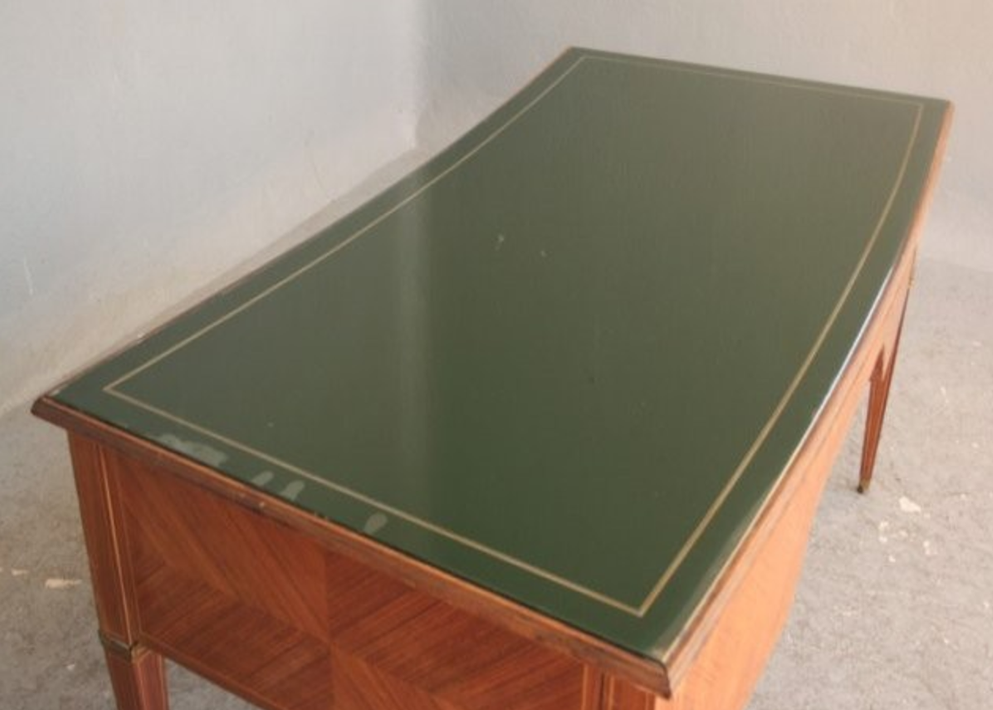 Bureau de style Louis XVI plaqué acajou