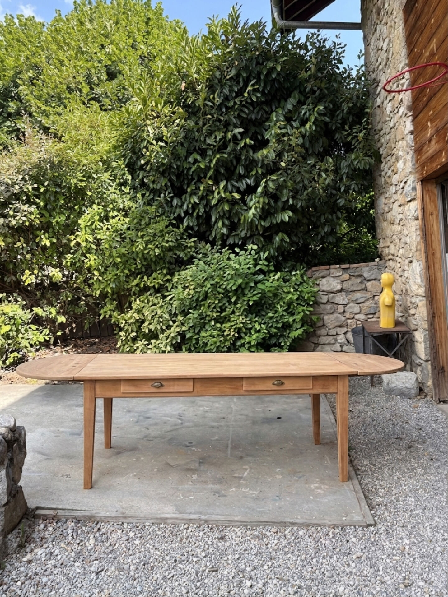 Extendable farmhouse table