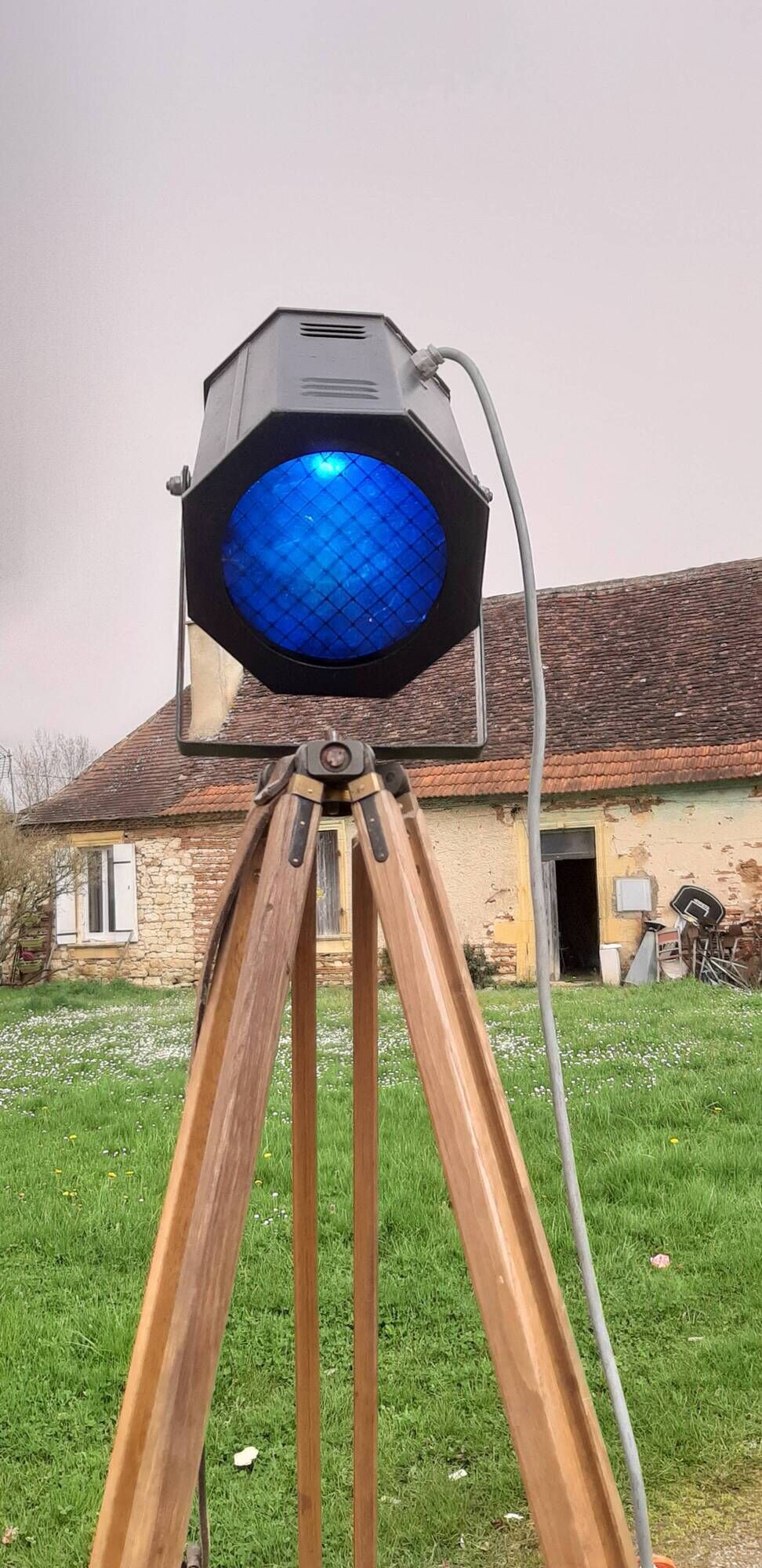Industrial lamp spot photo on tripod geometre chéne de l'armée