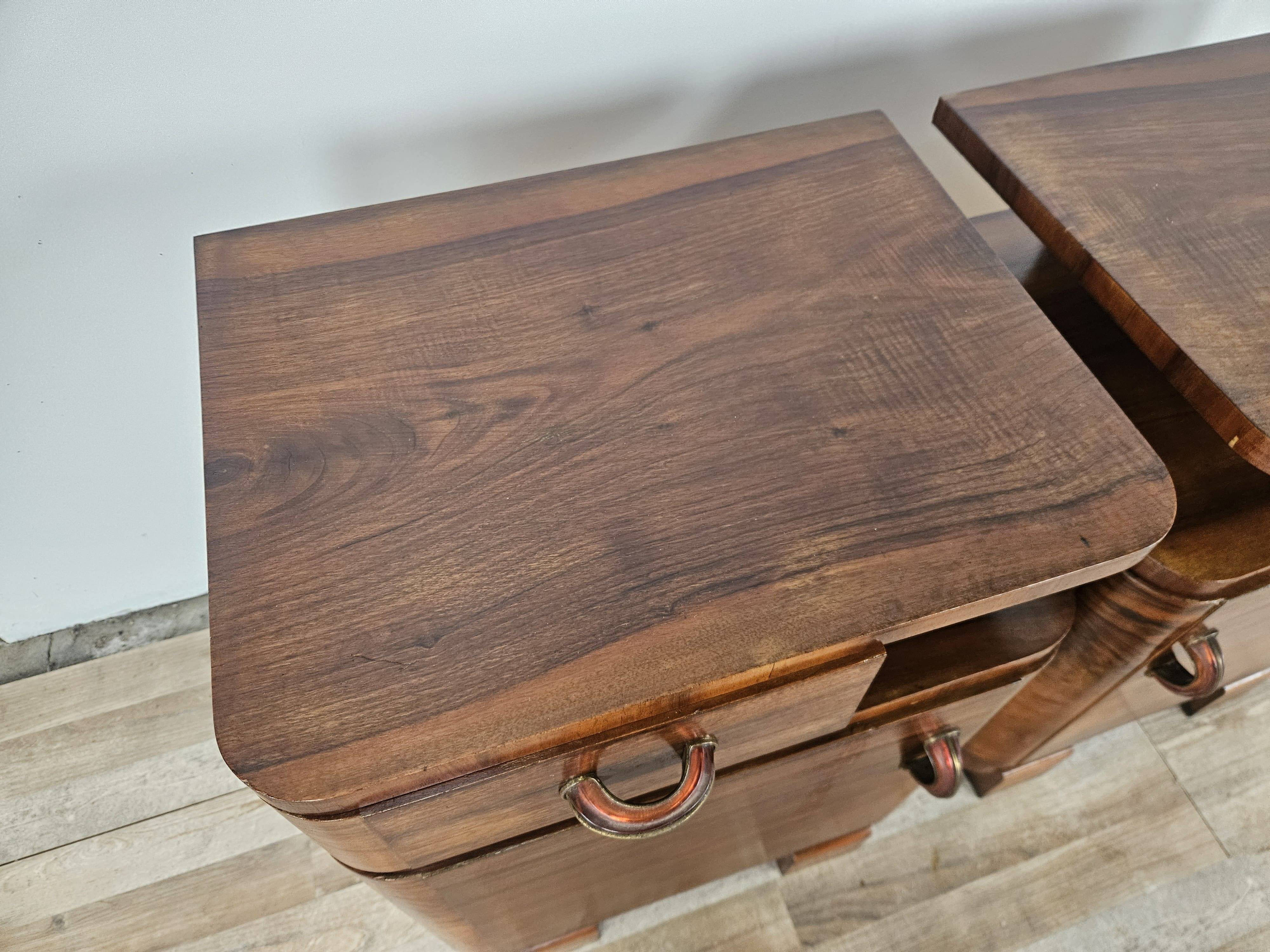 Art Decò bedside tables in walnut burl
