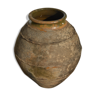 Pot vernissé usé pour conserver l´huile d´olive