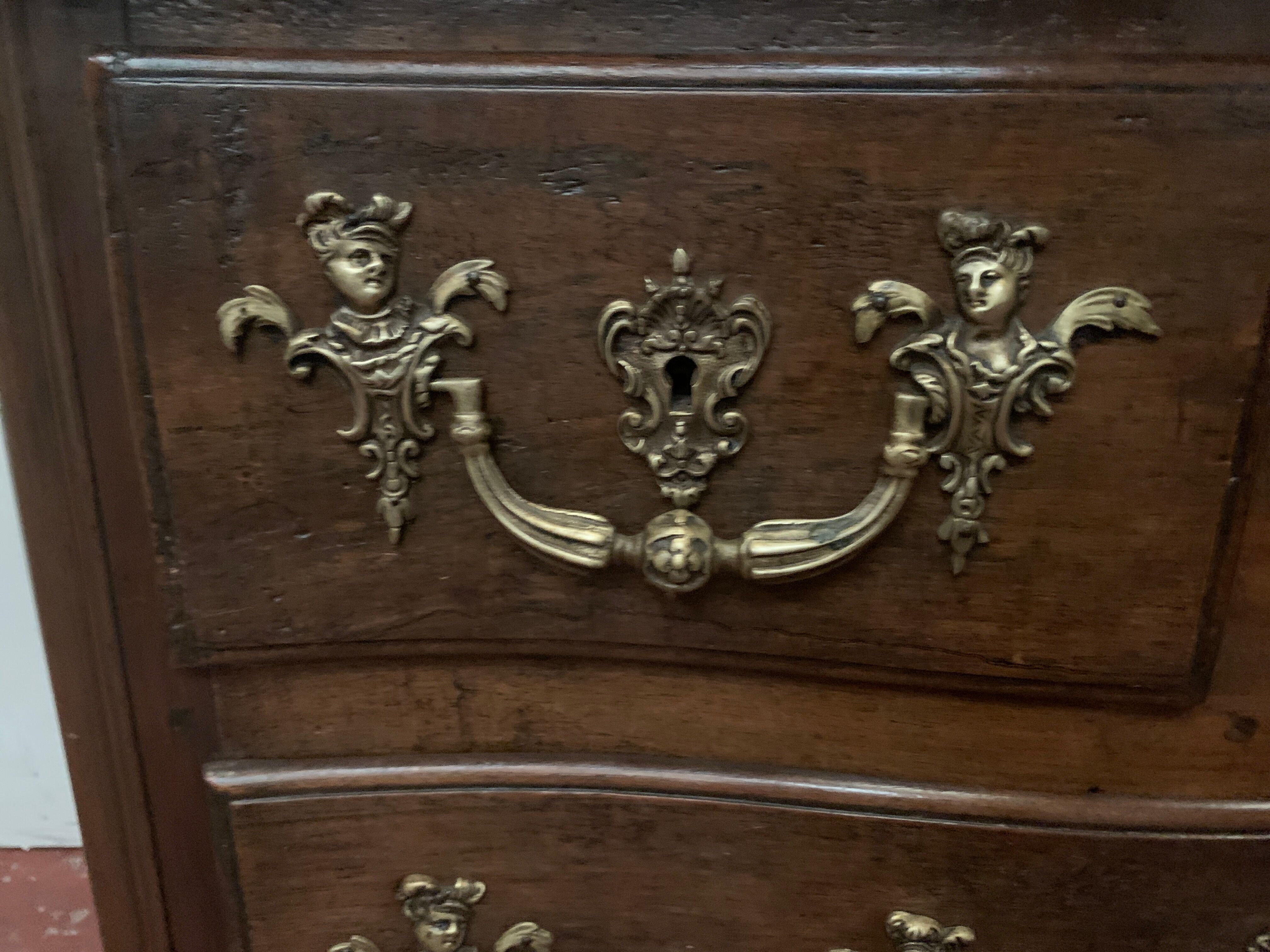 Commode provinciale en noyer massif xviii siècle