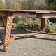 Table vintage en bois massif sculpté