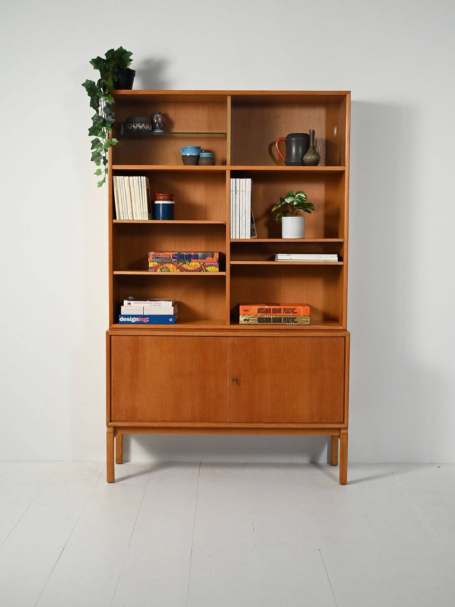 Bibliothèque avec vitrine conçue par Marian Grabinsky pour IKEA