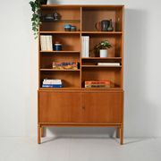 Bibliothèque avec vitrine conçue par Marian Grabinsky pour IKEA
