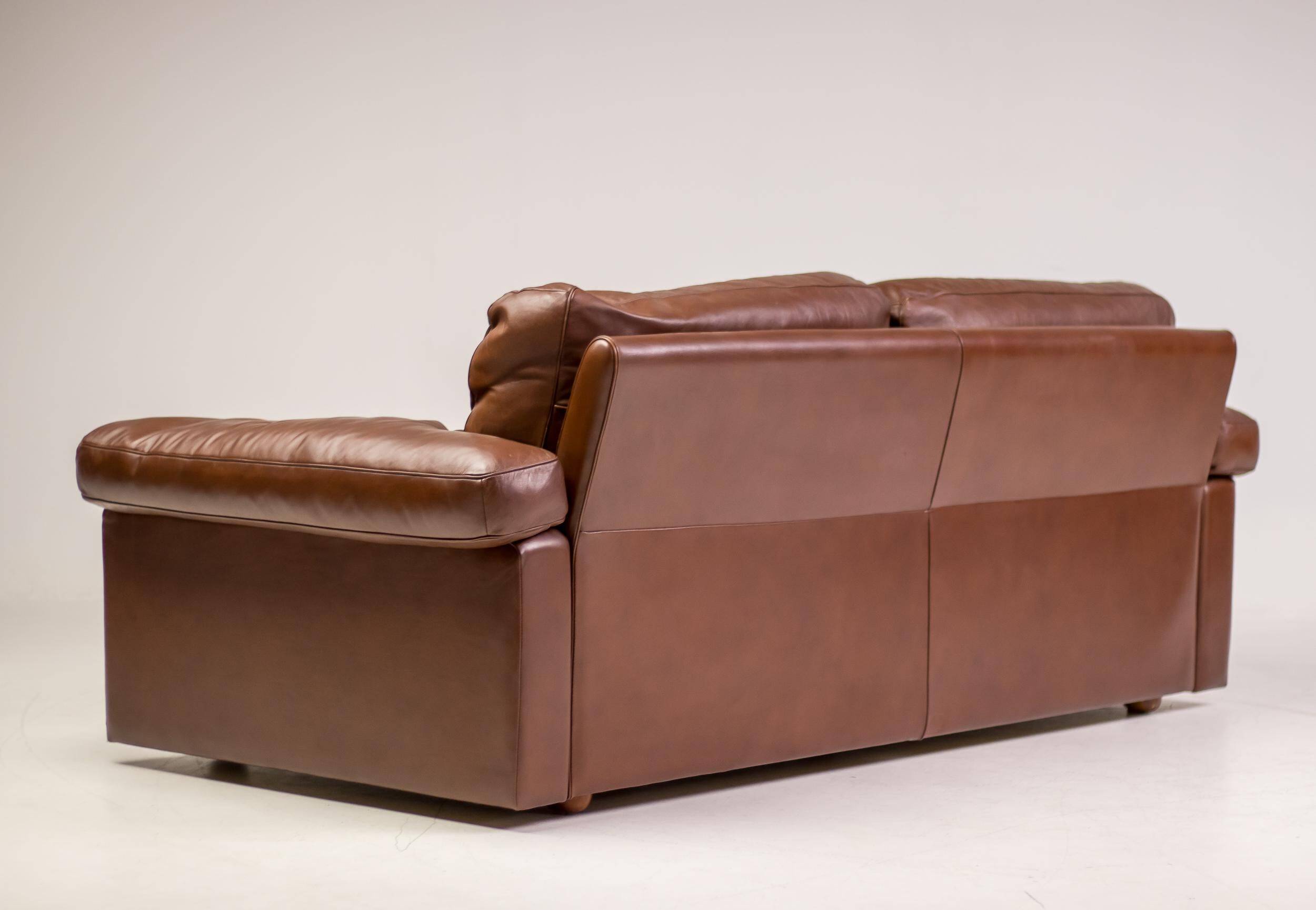 Royal 2-seater canapé premium Poltrona Frau Petronio upholstered in down and chestnut leather.