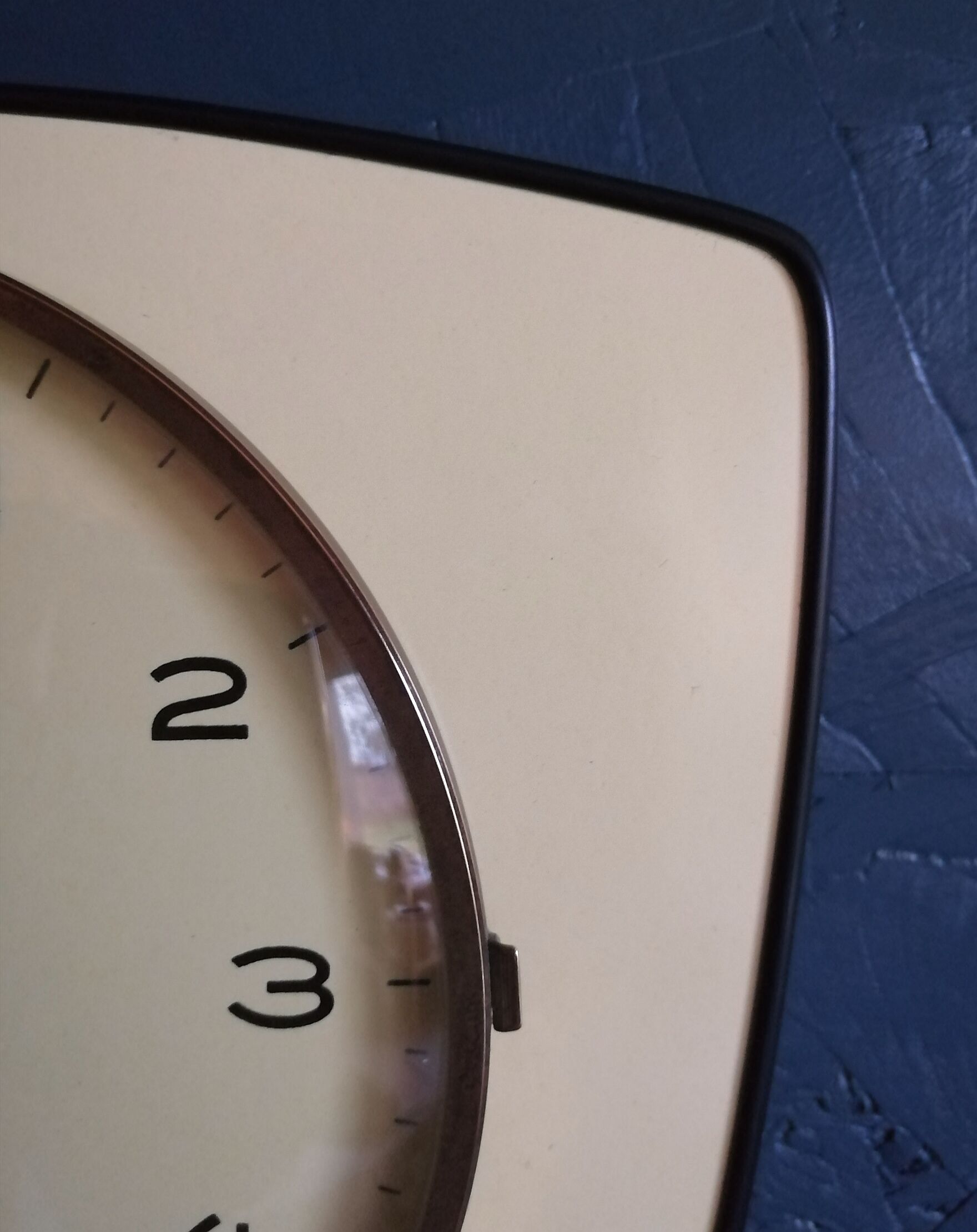 Vintage formica silent wall clock trapeze "Pale yellow Talgo"