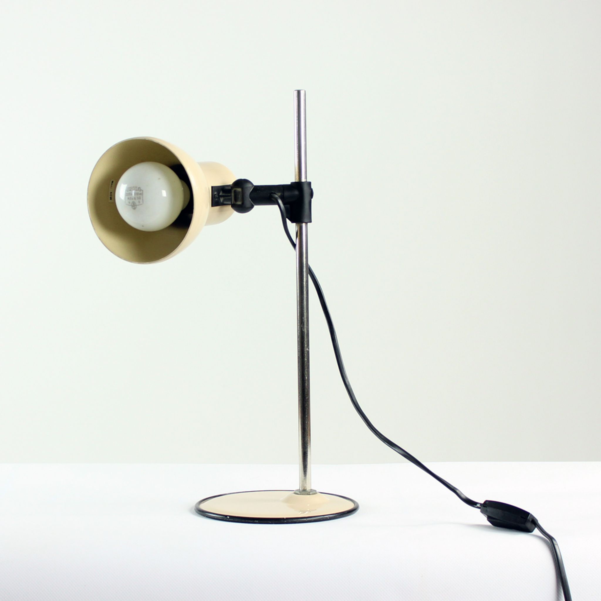 Lampe de table du milieu du siècle en métal, Hongrie années 1970