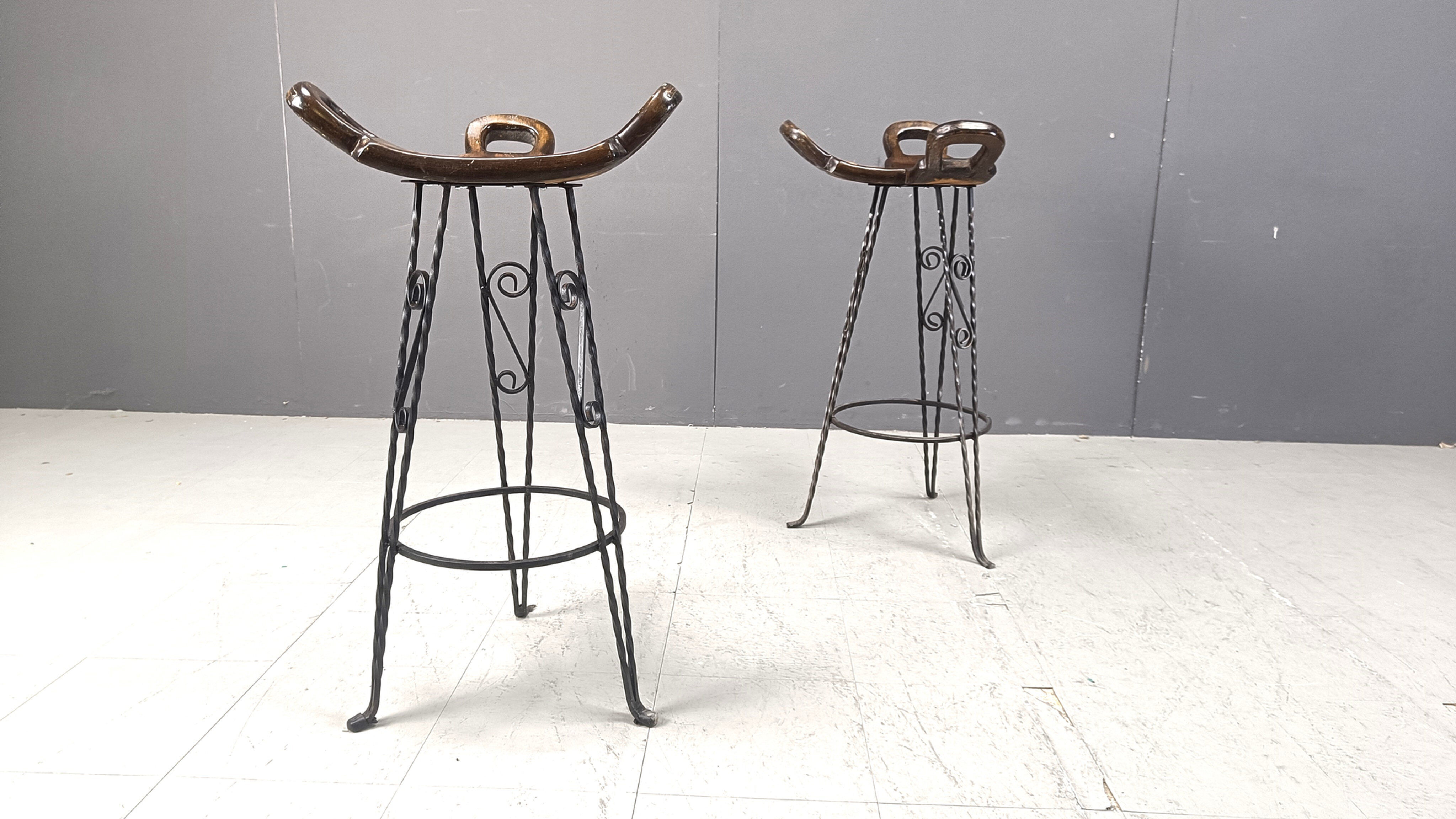 Ensemble de 6 tabourets de bar brutalistes, en fer forgé, années 1960.