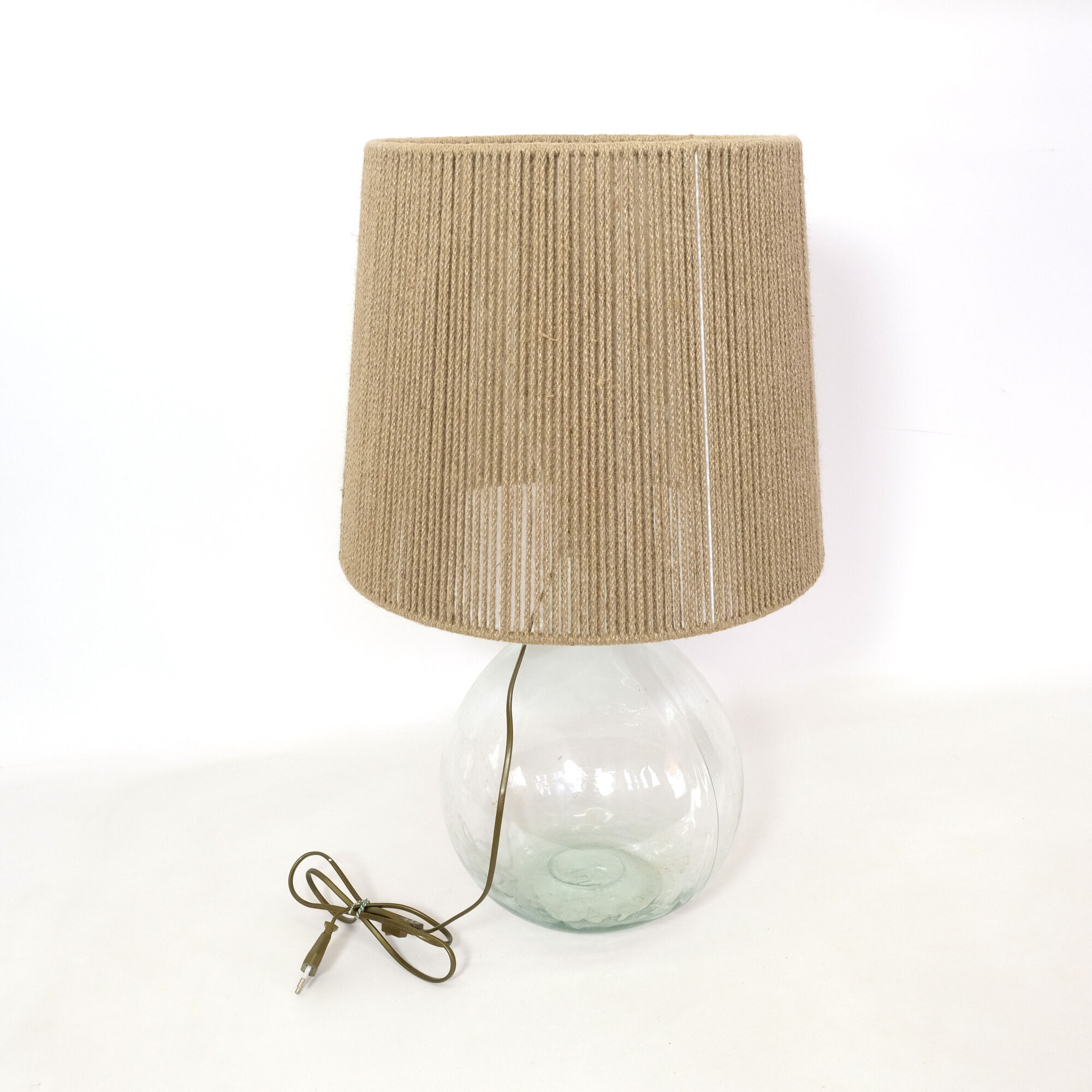 Table lamp from the 70s and 80s and its rope lampshade.