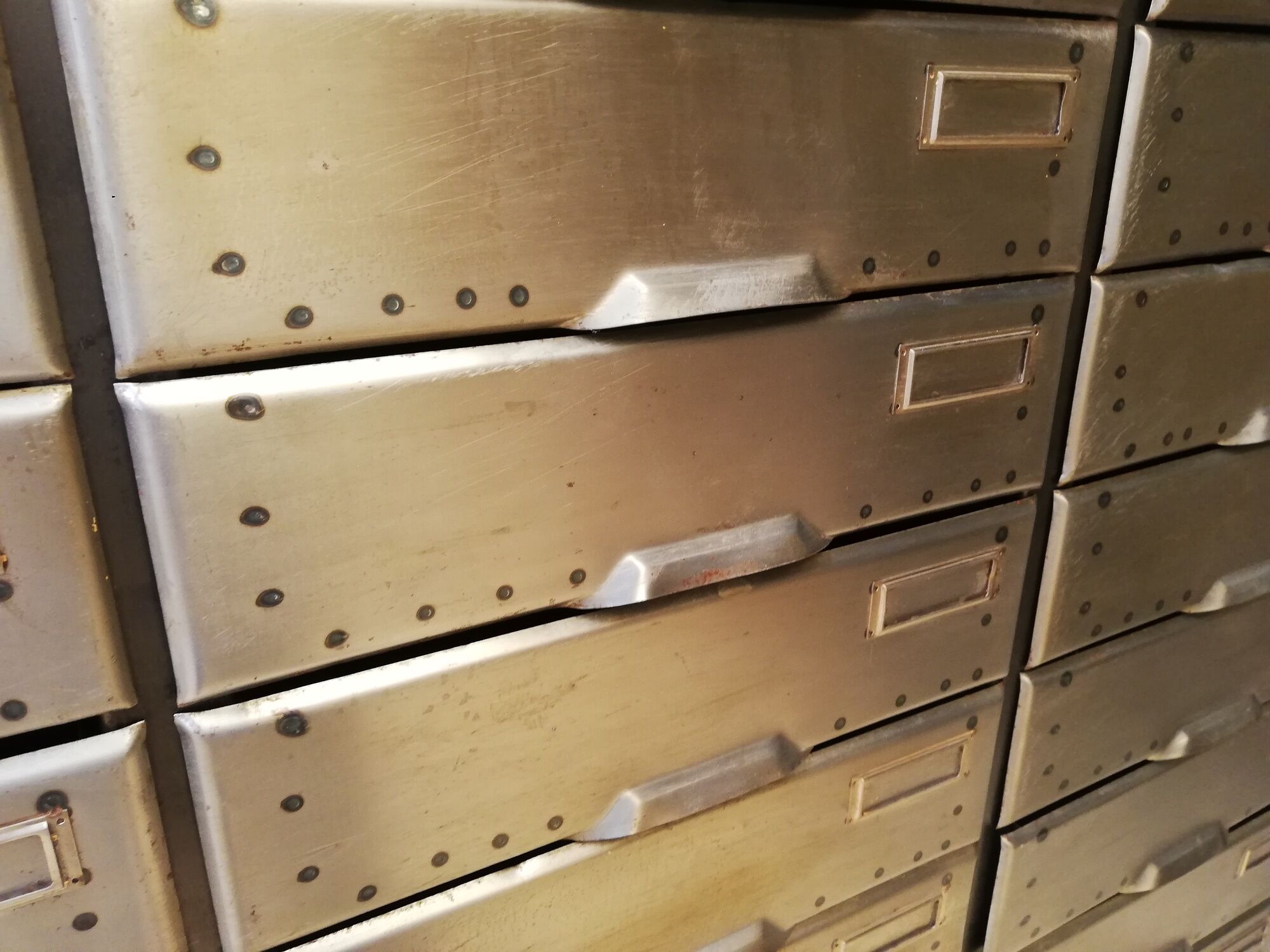Industrial clamshell cabinet, metal lockers