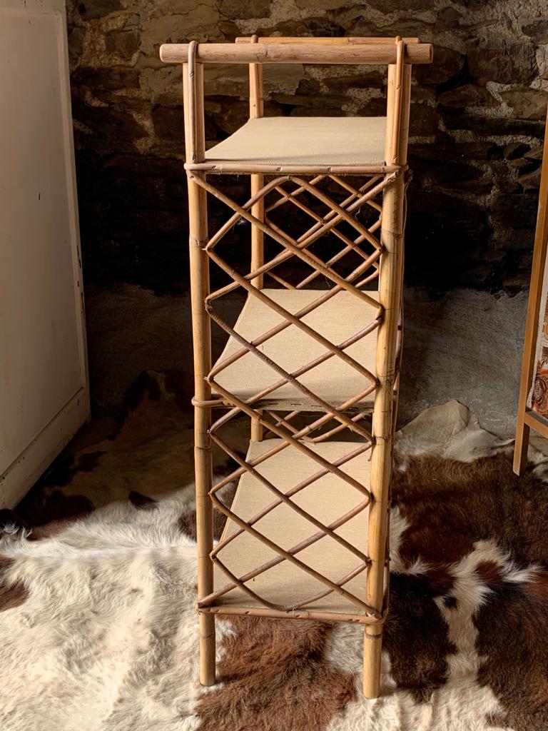 Étagère en rotin