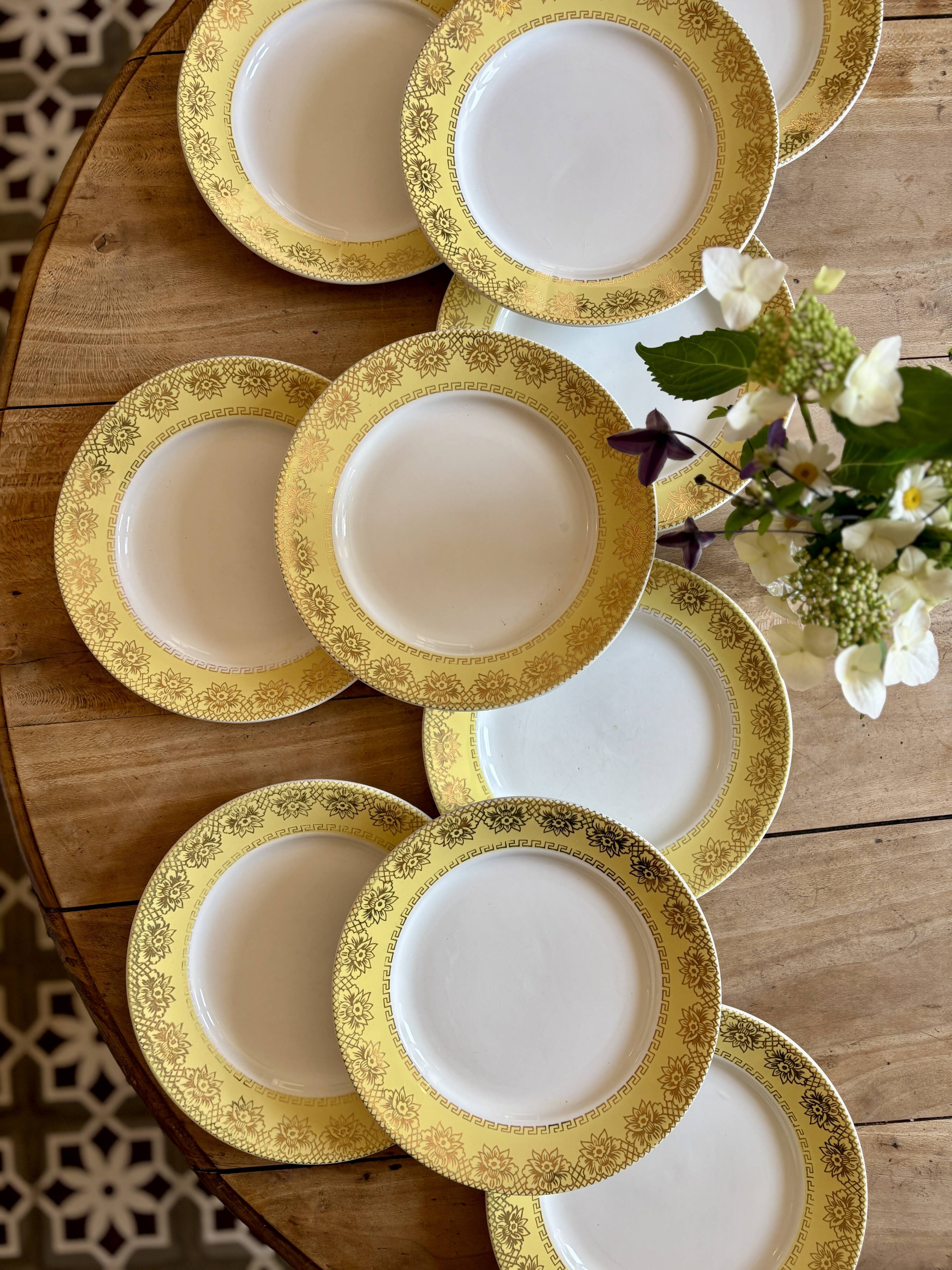 Set of 10 vintage white, yellow and gold dinner plates