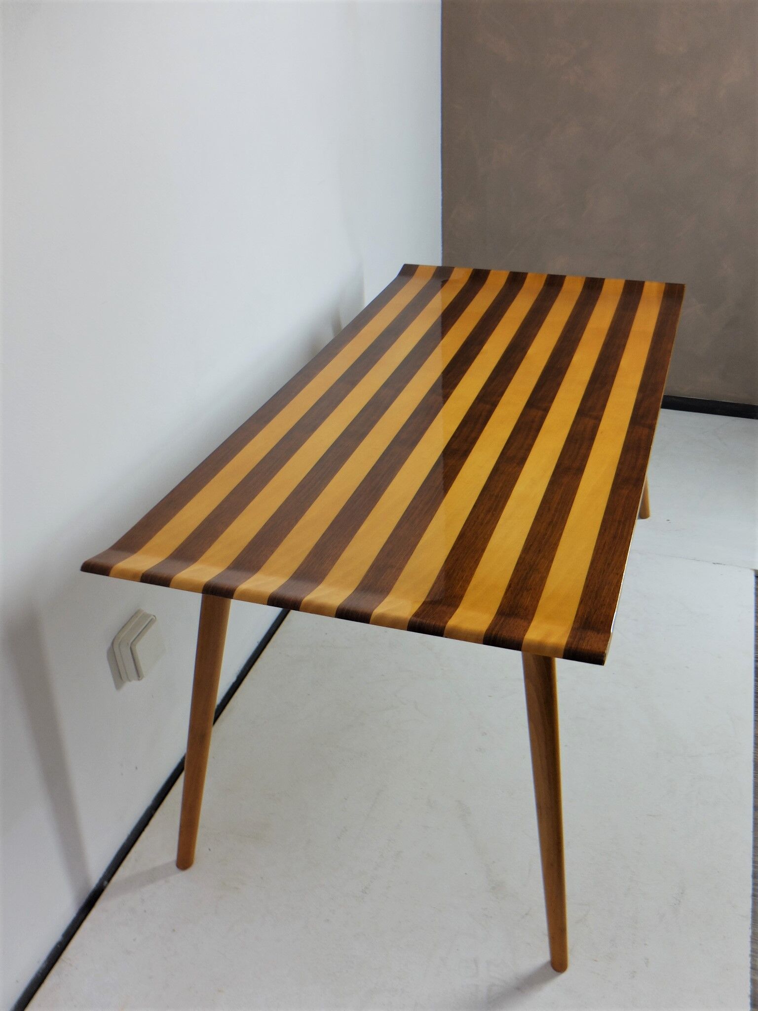 Table low Italian 1950, on the walnut and Sycamore