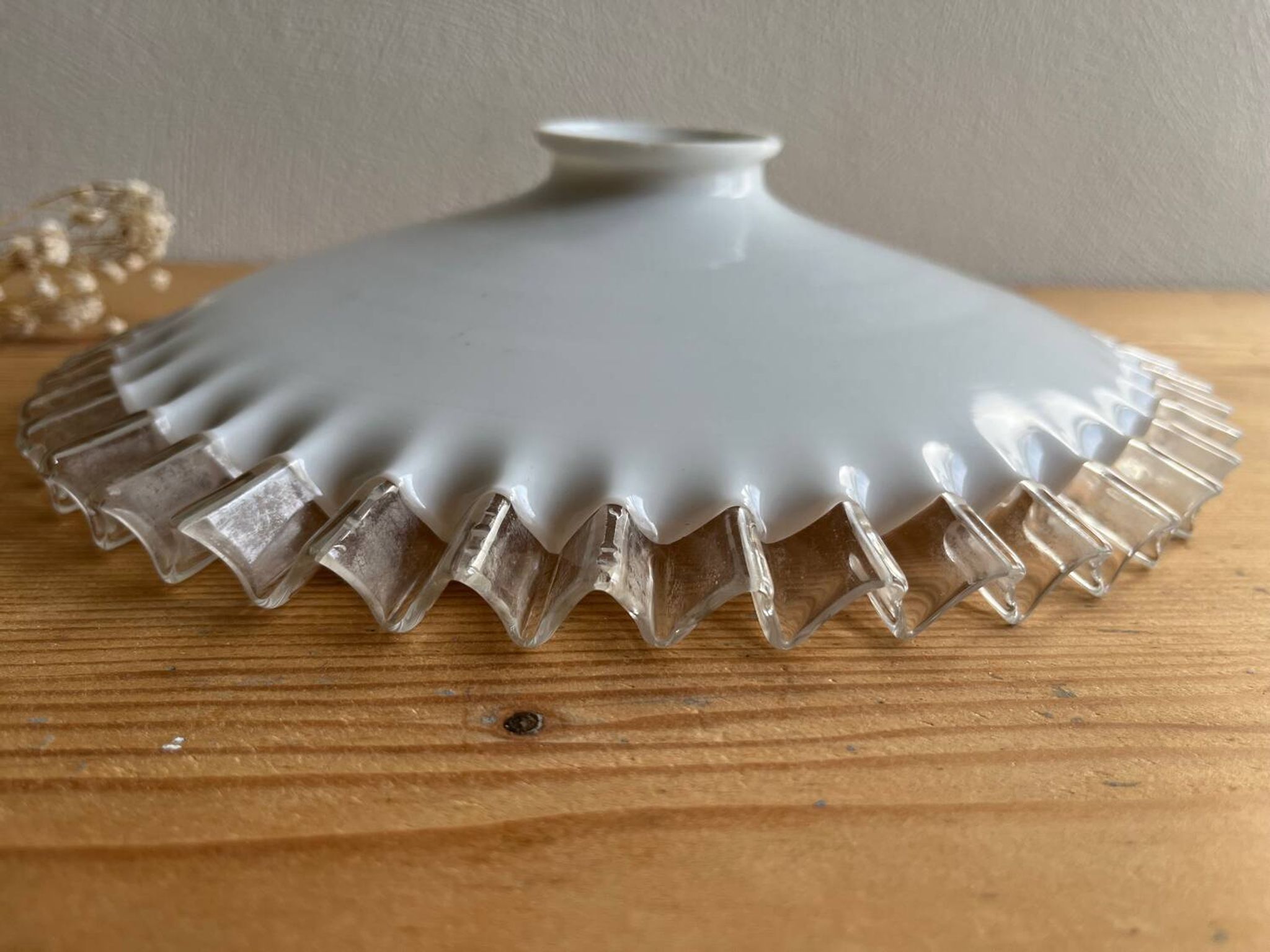 Ancien abat jour/ suspension en opaline blanche dentelée