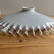 Ancien abat jour/ suspension en opaline blanche dentelée