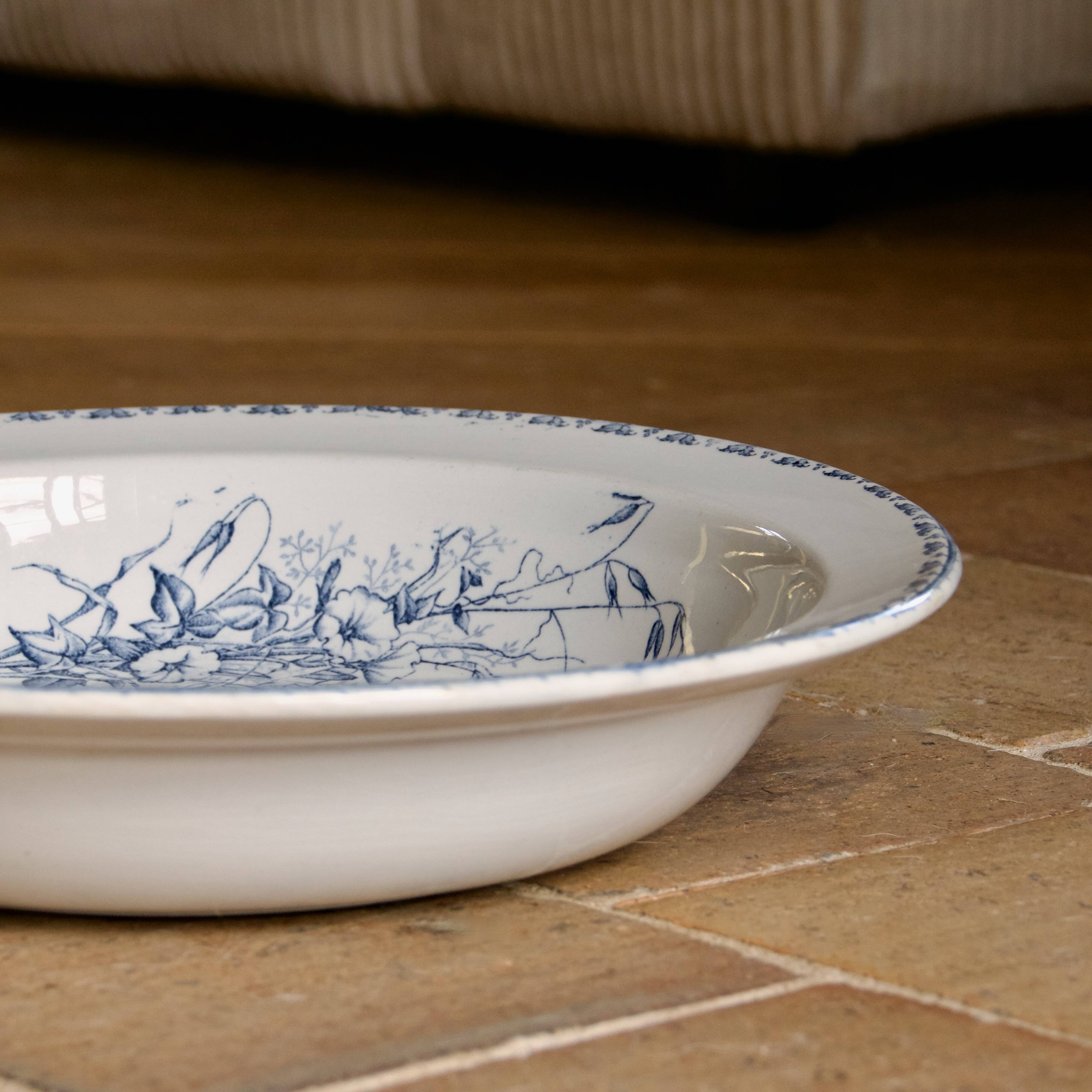 Plat creux en terre de fer Sarreguemines "Carmen", XIXe s.