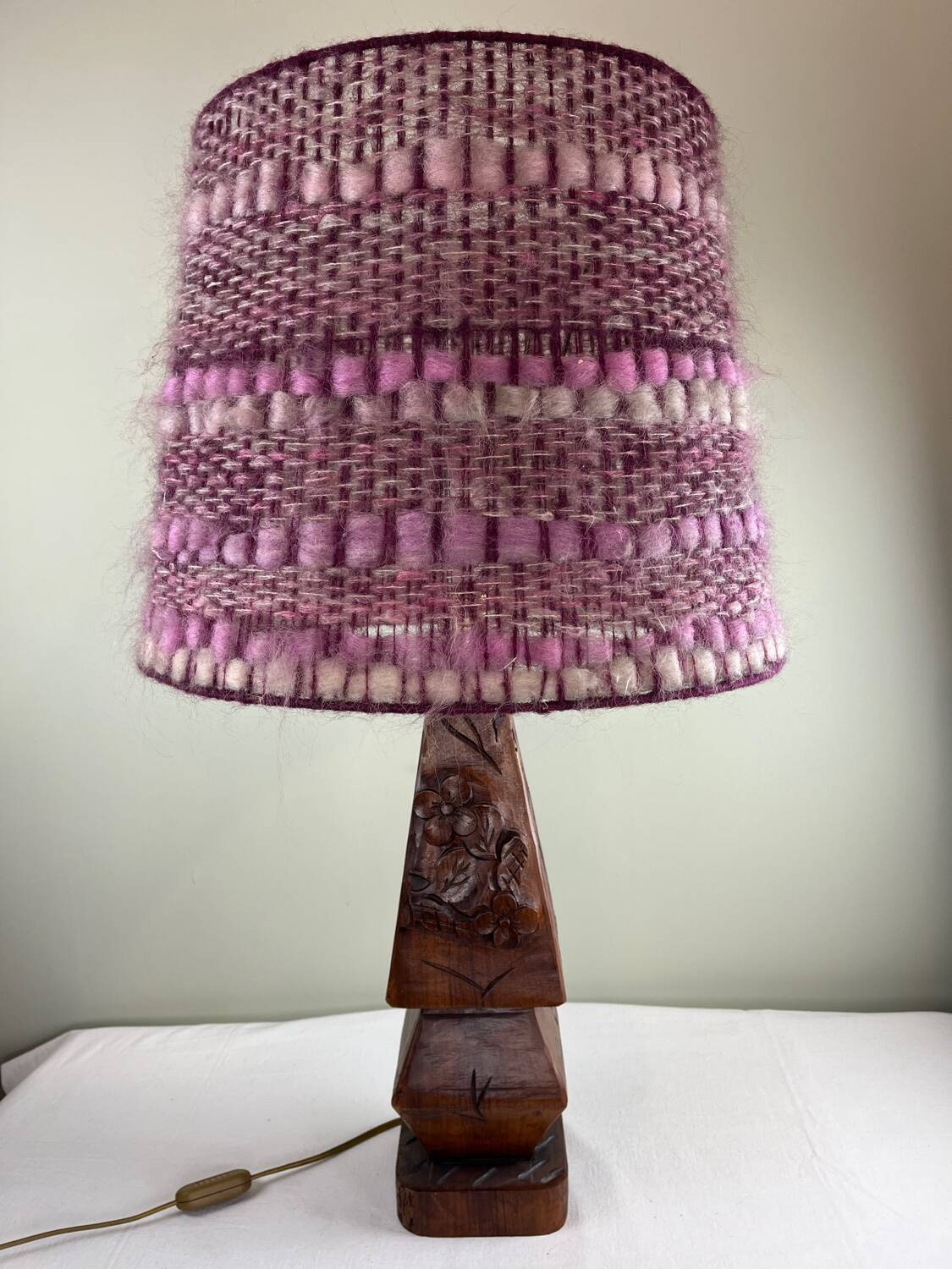 Lampe de table en bois sculpté, abat-jour en laine