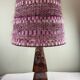 Lampe de table en bois sculpté, abat-jour en laine