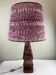 Lampe de table en bois sculpté, abat-jour en laine