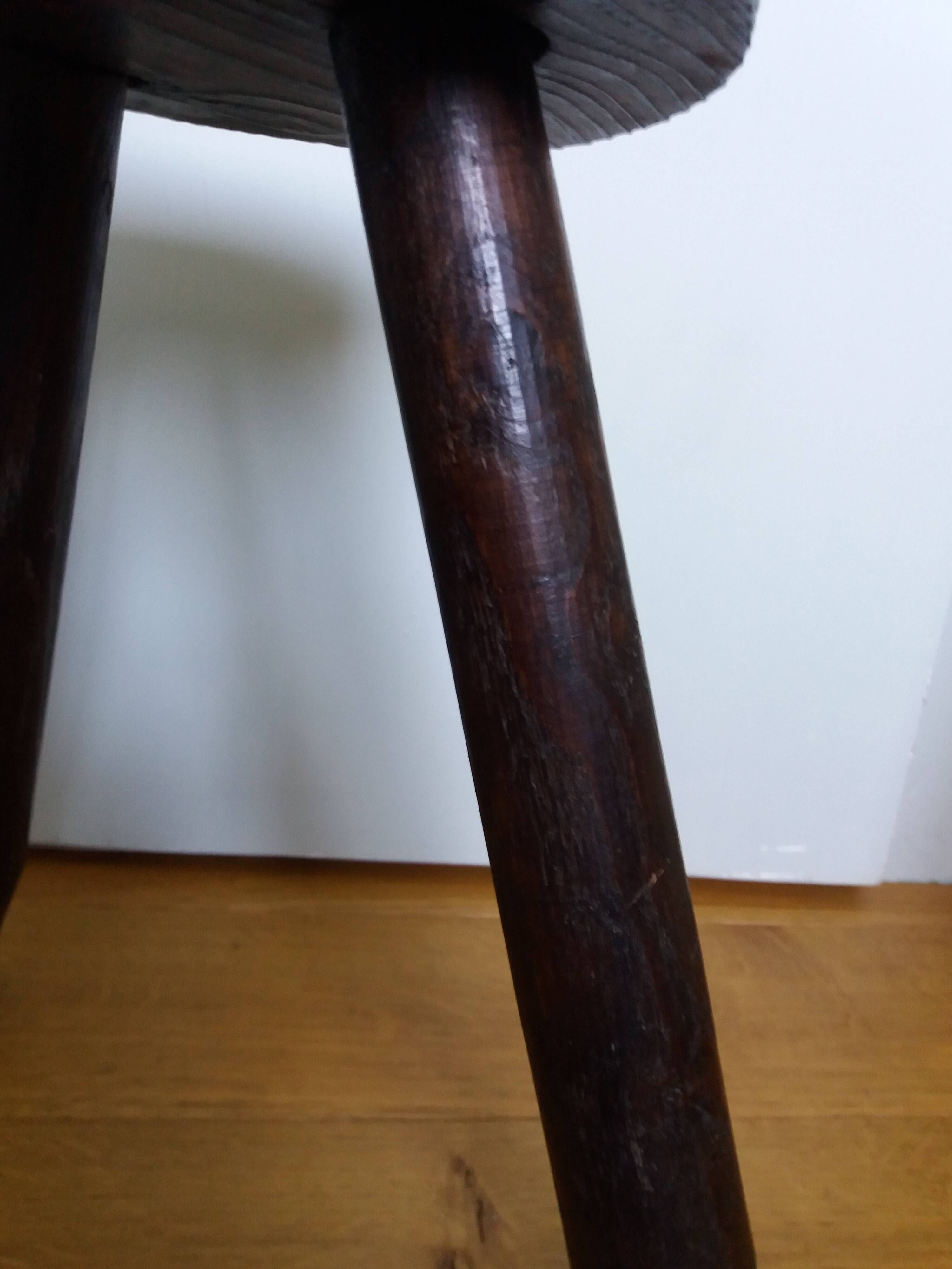 Tripod stool with pencil legs