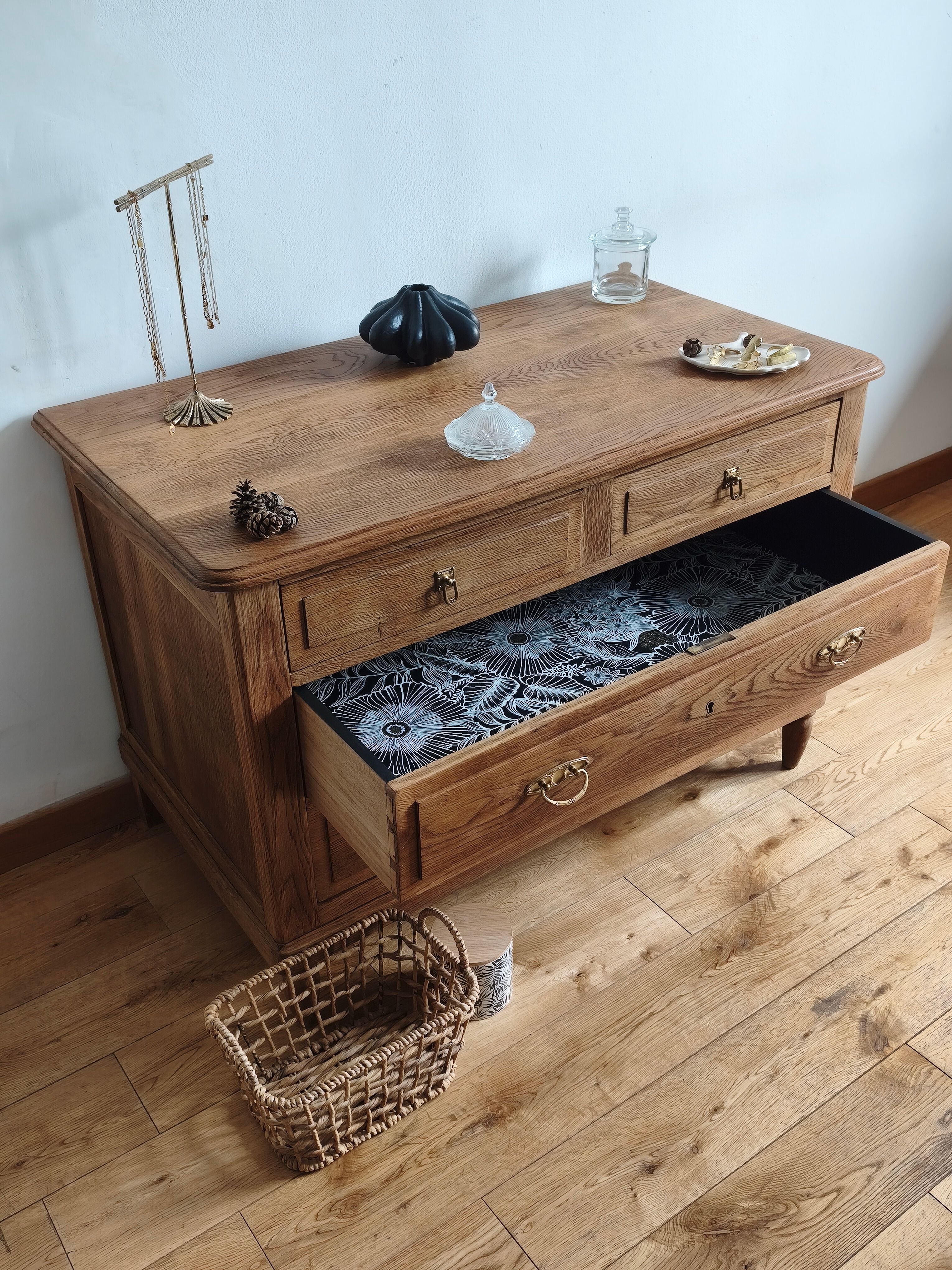 Dressing table in solid oak.