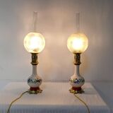 Paire de lampes à pétrole en porcelaine électrifiées, fin XIXème