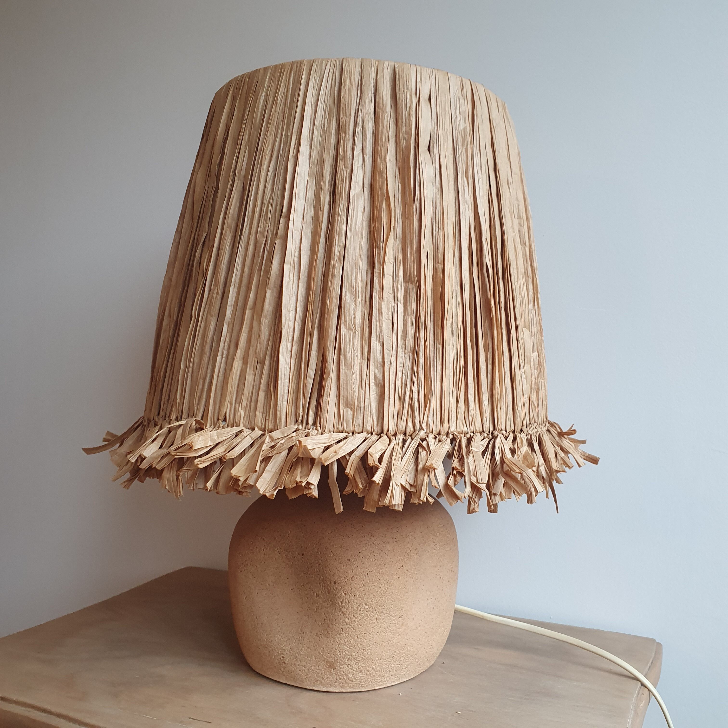 Lampe en pierre et raphia
