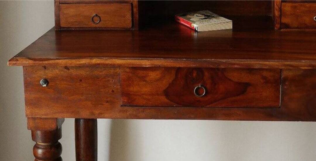 Bureau à gradins en noyer massif