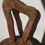 3 chaises brutalistes tripodes en bois