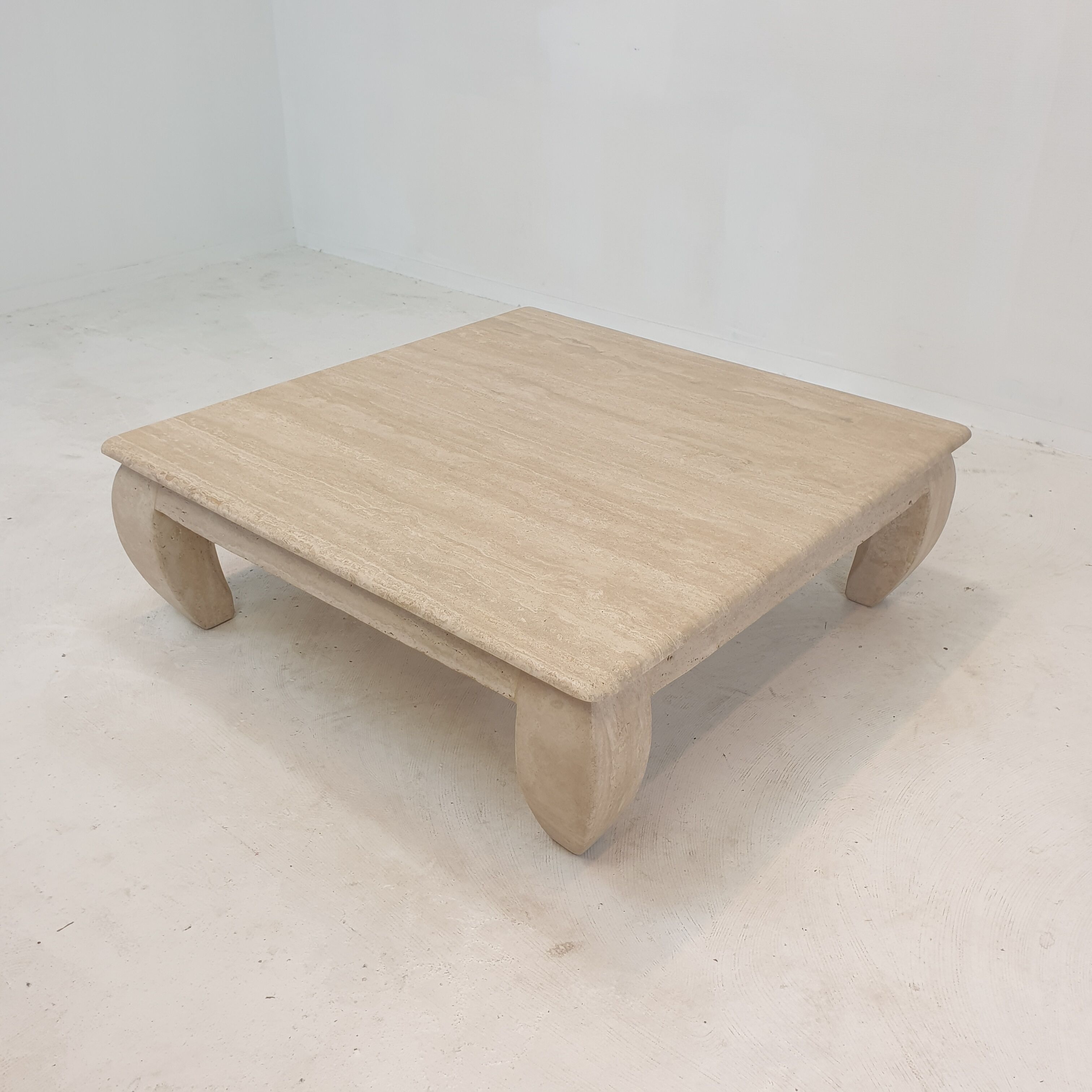 Table basse en travertin italien "Opium", années 1980.